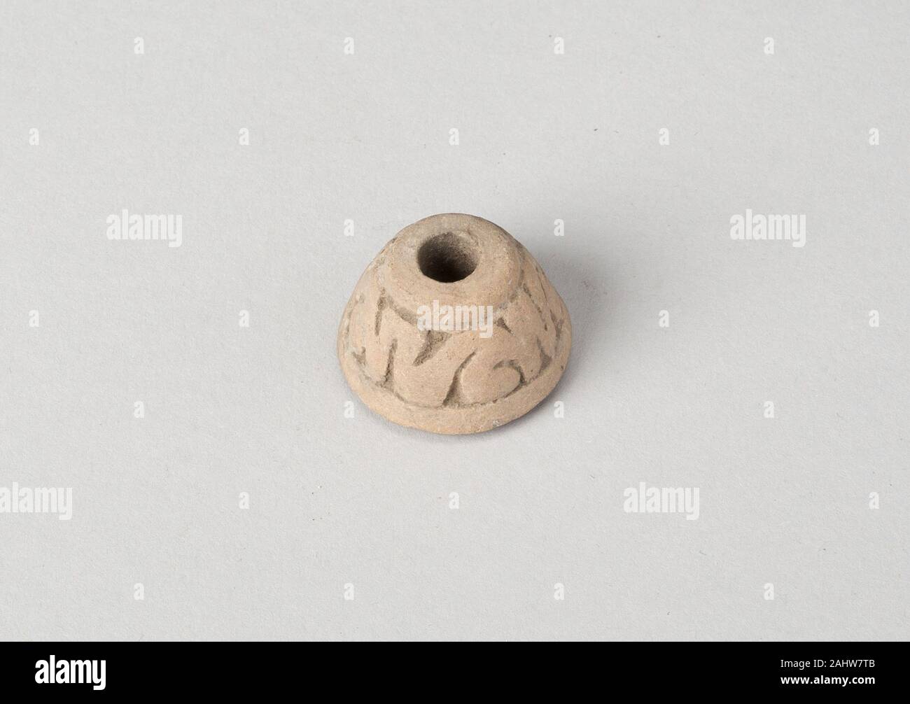 Aztec (Mexica). Orecchio ornamento o mandrino Whorl con Design modellato. 1450-1521. Valle del Messico. Ceramica Foto Stock