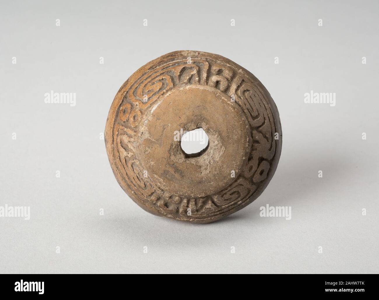 Aztec (Mexica). Orecchio ornamento o mandrino Whorl con Design modellato. 1450-1700. Valle del Messico. Ceramica Foto Stock