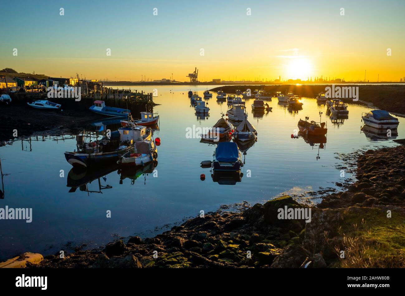 Barche da pesca e da diporto in foro Paddys Harbour, Teesmouth, redcar cleveland Regno unito al tramonto in un assolato pomeriggio invernale Foto Stock