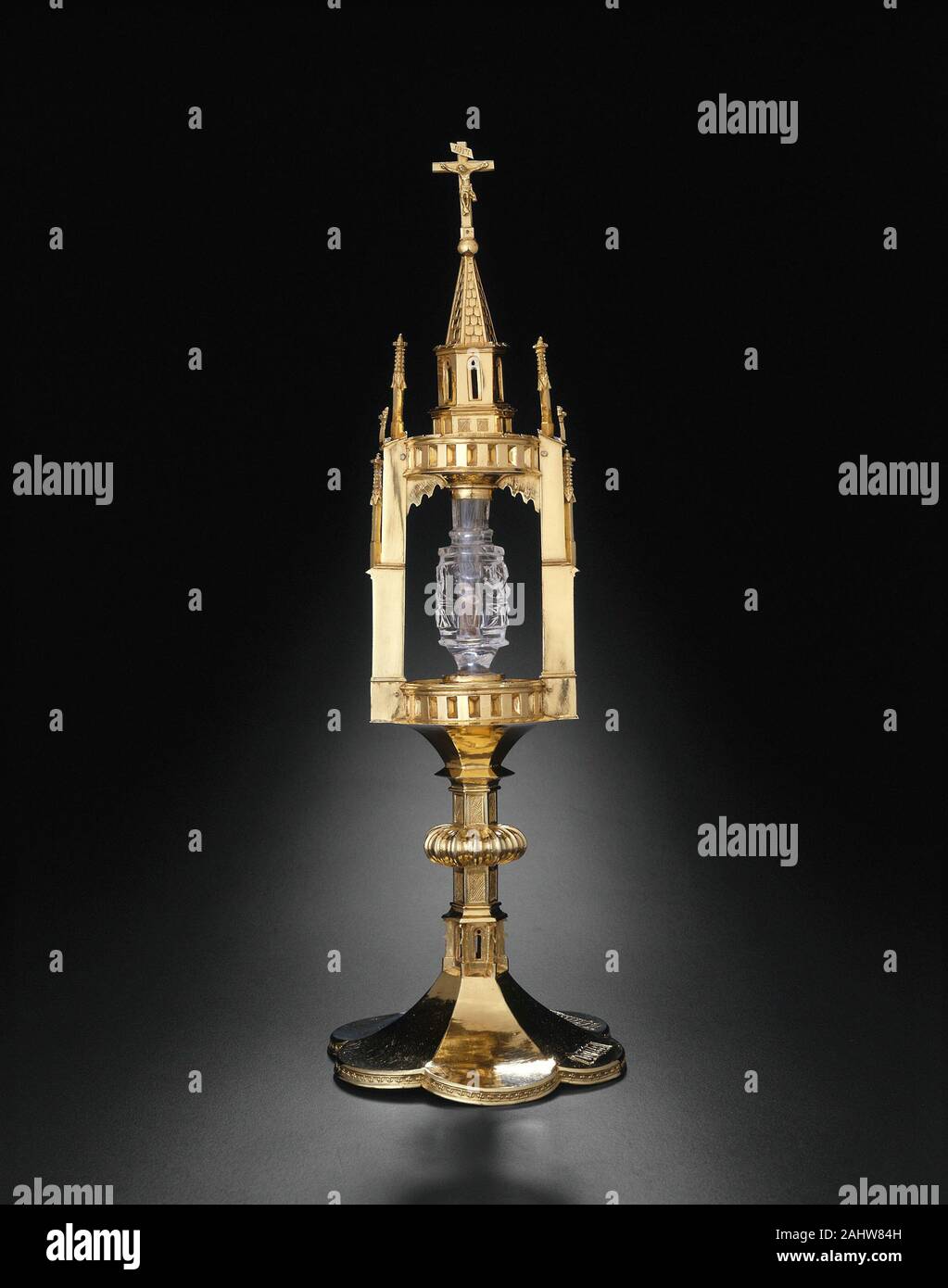 Weddeghe Velstede. Ostensorio reliquiario con un dente di San Giovanni Battista. 1433. Germania. Argento dorato e il cristallo di rocca questo reliquiario utilizza la forma di una miniatura torre gotica. Esso rende un elaborato cornice architettonica di una roccia trasparente in cristallo di pescherecci in possesso di una reliquia che è identificato come un dente di San Giovanni Battista di iscrizione lungo la base del reliquiario. Il cristallo di rocca è stato molto apprezzato anche nel medioevo mondo islamico. Considerato una pietra preziosa, è stato utilizzato per creare un numero di lussuosi oggetti secolari, compresa questa nave, che probabilmente era originariamente destinato t Foto Stock