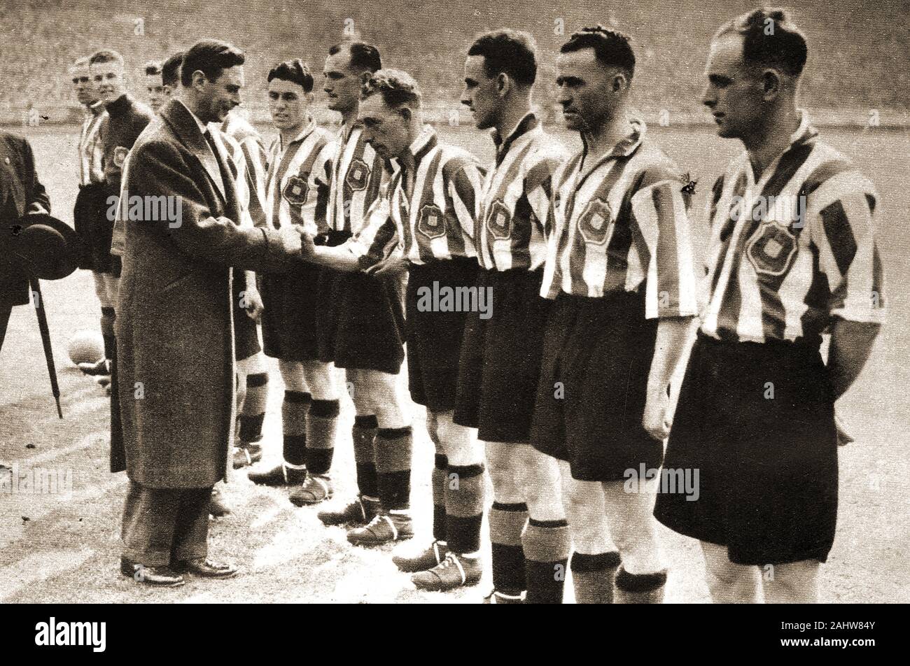 Inglese finale di FA Cup 1937 - (Sunderland v Preston North End, svolto presso Empire Stadium, Wembley - King George incontra il Sunderland team che 3-1. Foto Stock