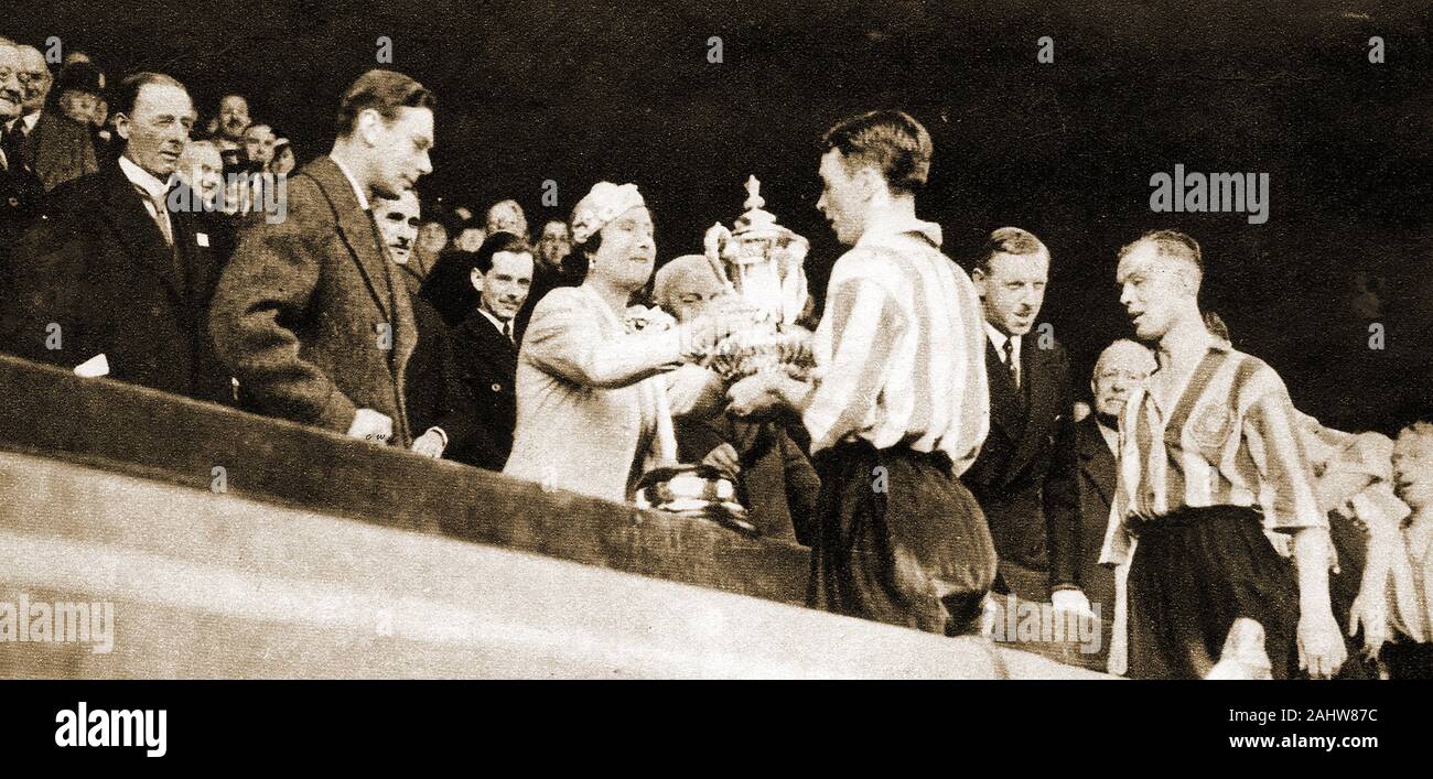 Inglese finale di FA Cup 1937 - (Sunderland v Preston North End, svolto presso Empire Stadium, Wembley - Queen Elizabeth presenta i vincitori cup a Raich Carter Sunderland il capitano dopo aver vinto 3-1 Foto Stock