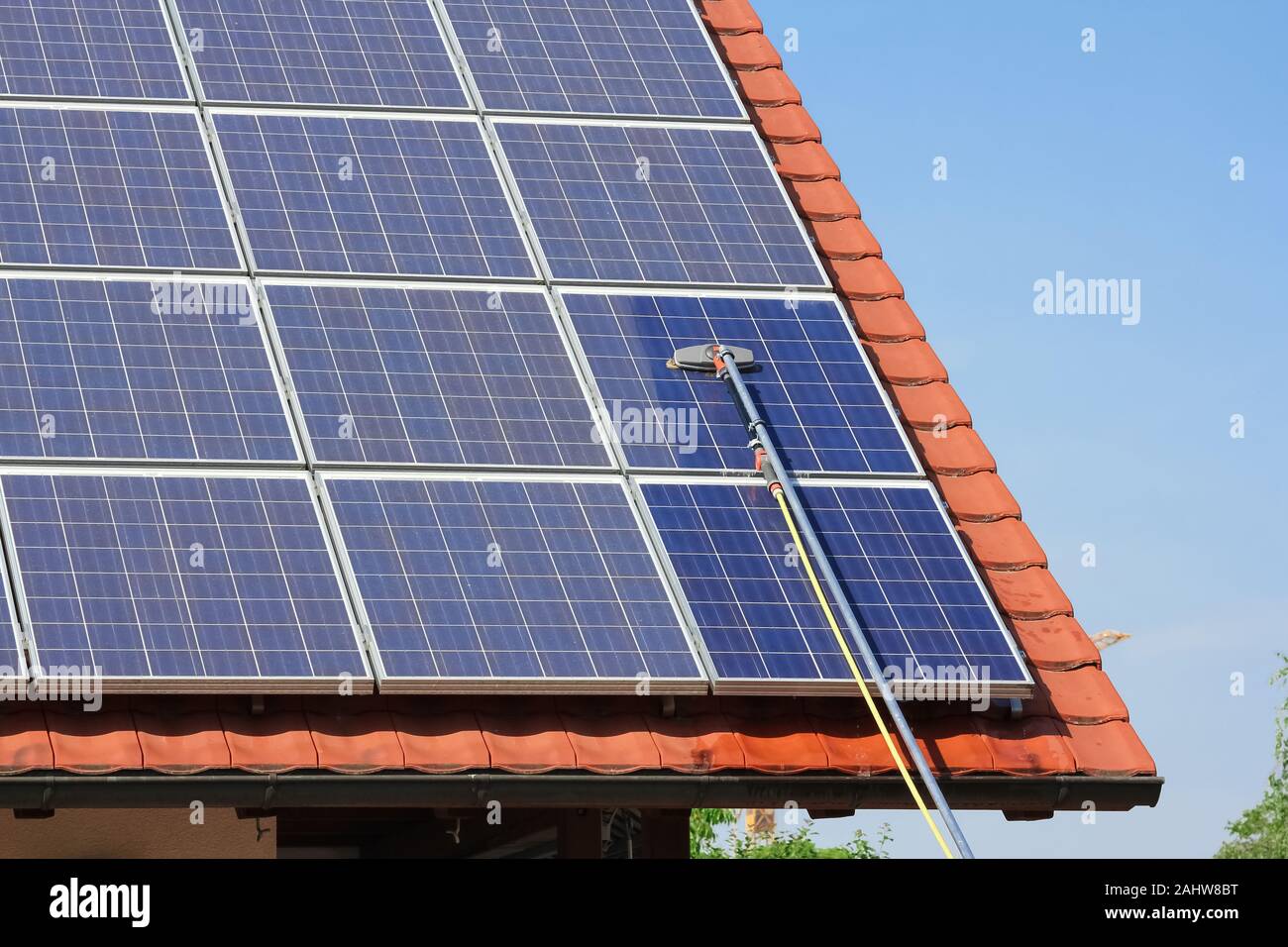 Pulizia pannelli solari Foto Stock
