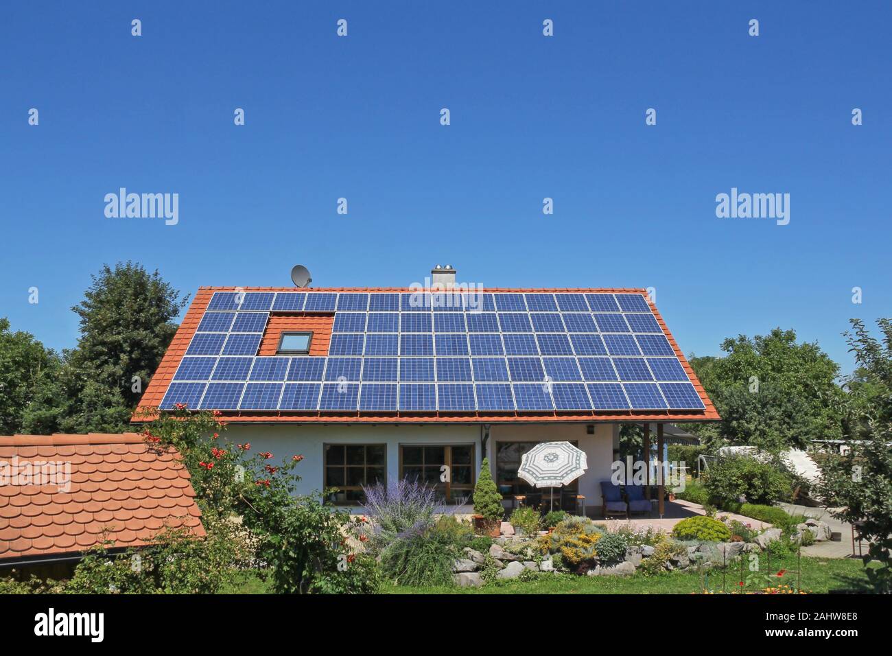 Modulo fotovoltaico su privato edificio residenziale Foto Stock