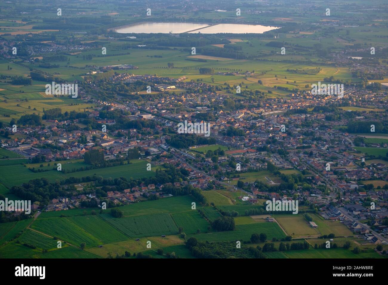La chiesa di Ertvelde e case, chiude a ciascun altro, visualizza la pianificazione urbanistica della città. Un risparmio di acqua il serbatoio si trova nella distanza. Foto Stock