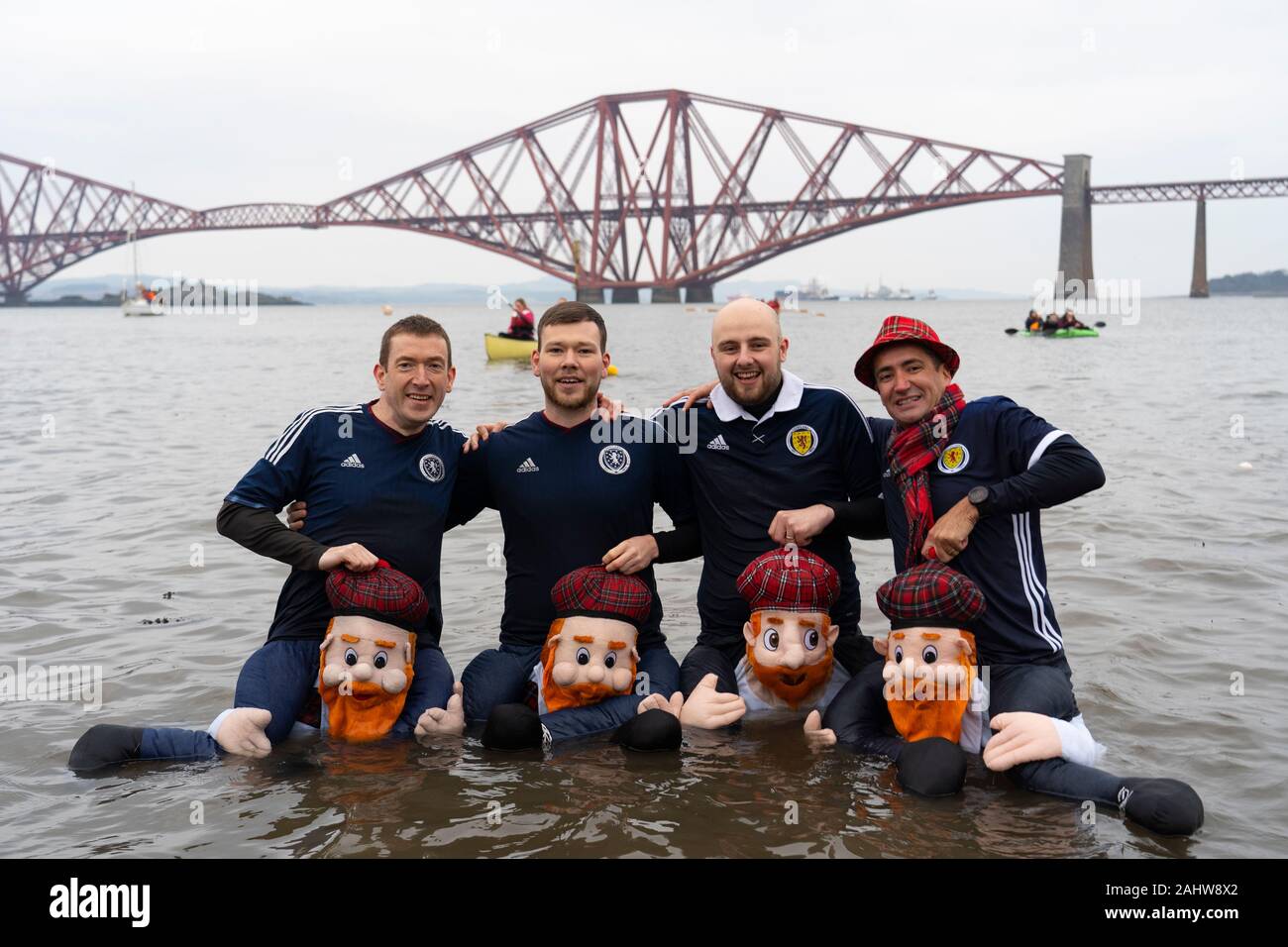 South Queensferry, Scotland, Regno Unito. Il 1° gennaio 2020. La gente in costume prendere il tuffo nel Firth of Forth river durante l annuale il giorno di Capodanno Loony Dook a South Queensferry. Iain Masterton/Alamy Live News Foto Stock