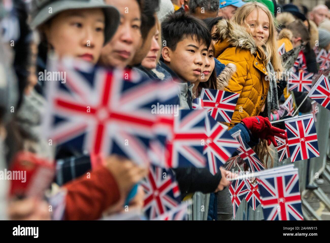Londra, Regno Unito. 01 gen, 2020. Til folla anticipare l'inizio - egli Londra Capodanno Parade segna l inizio del nuovo anno, 2020. Credito: Guy Bell/Alamy Live News Foto Stock