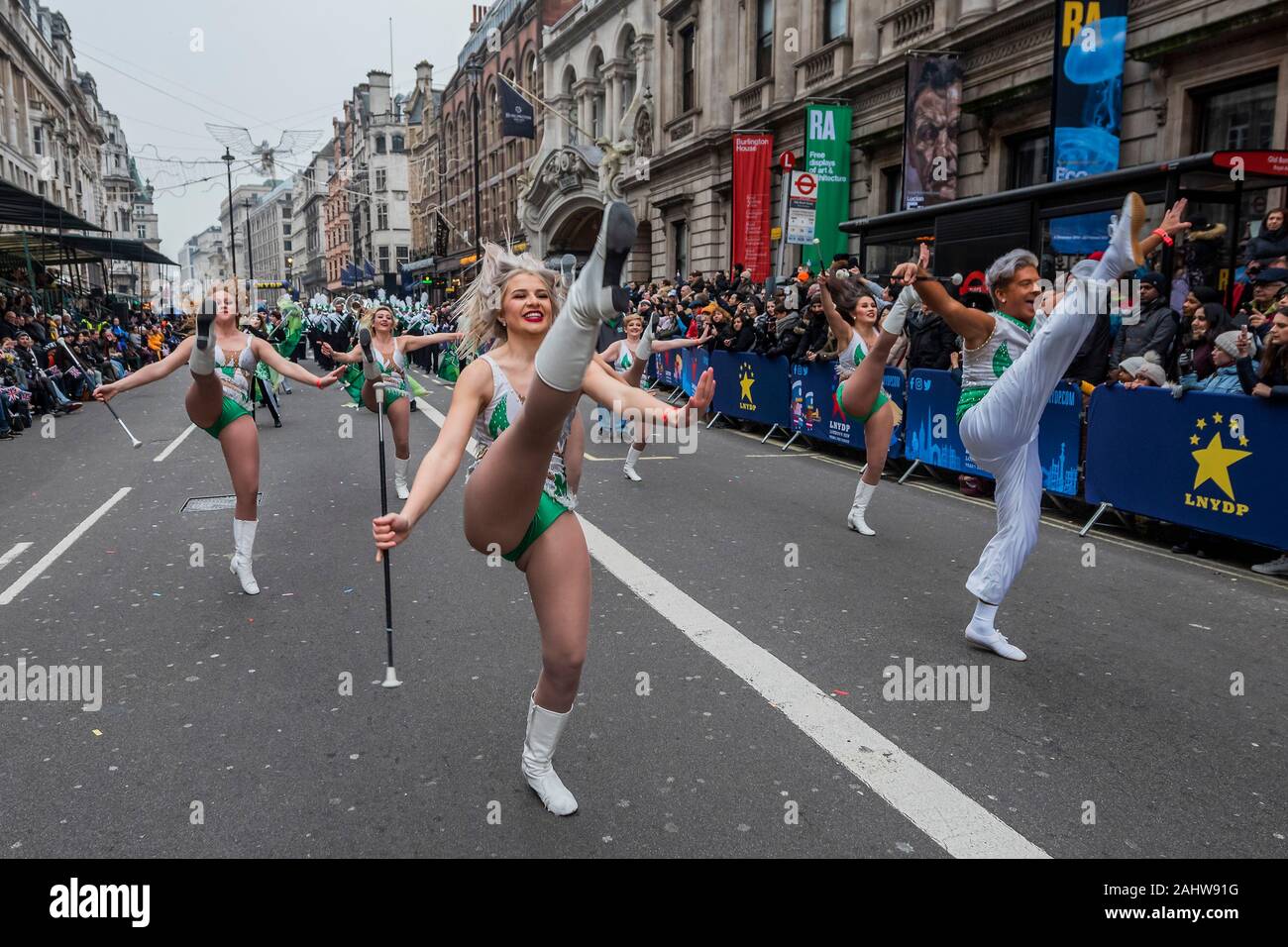 Londra, Regno Unito. 01 gen, 2020. La Marshall University Marching Thunder - London Capodanno Parade segna l inizio del nuovo anno, 2020. Credito: Guy Bell/Alamy Live News Foto Stock