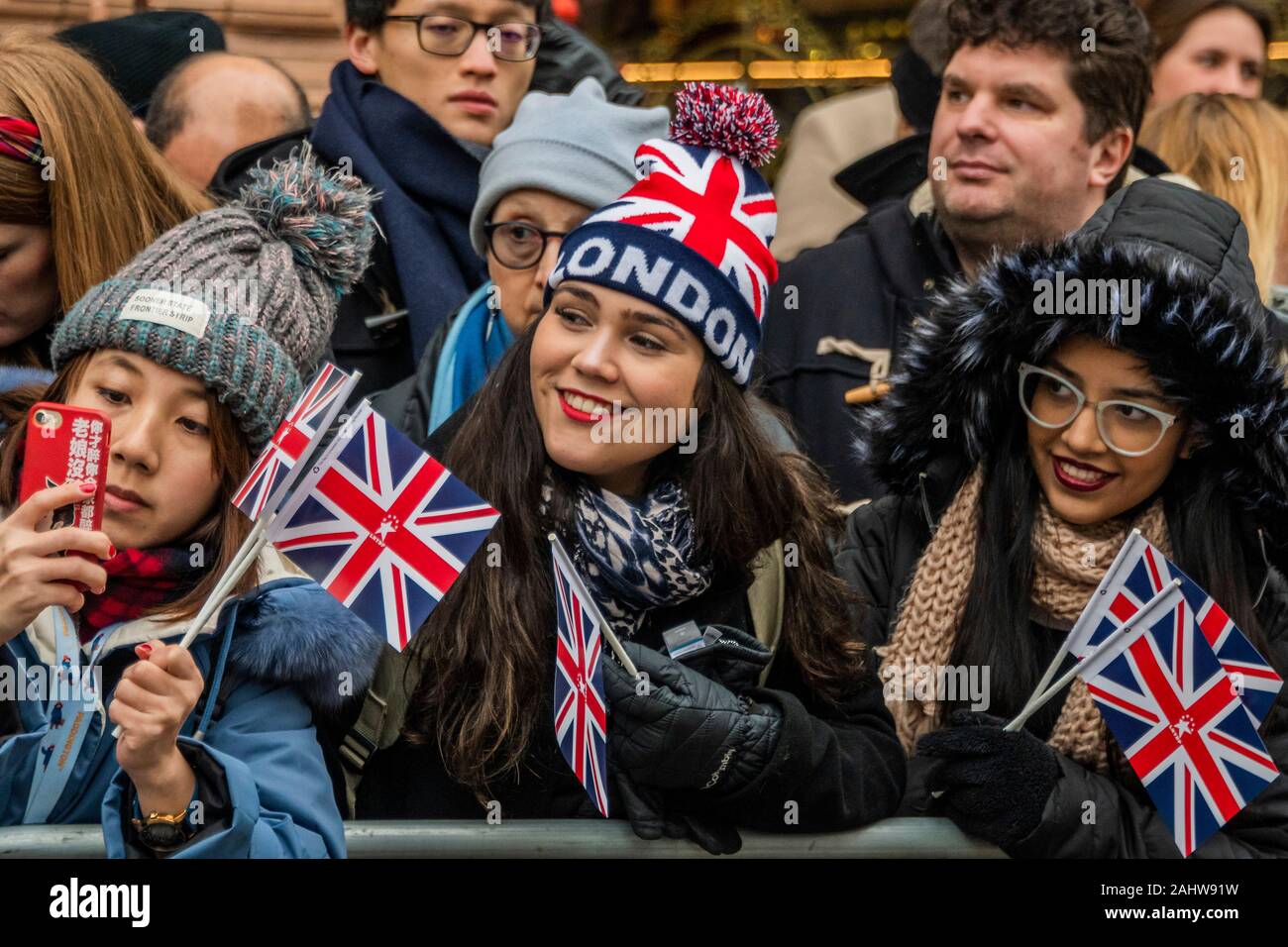 Londra, Regno Unito. 01 gen, 2020. Til folla anticipare l'inizio - egli Londra Capodanno Parade segna l inizio del nuovo anno, 2020. Credito: Guy Bell/Alamy Live News Foto Stock