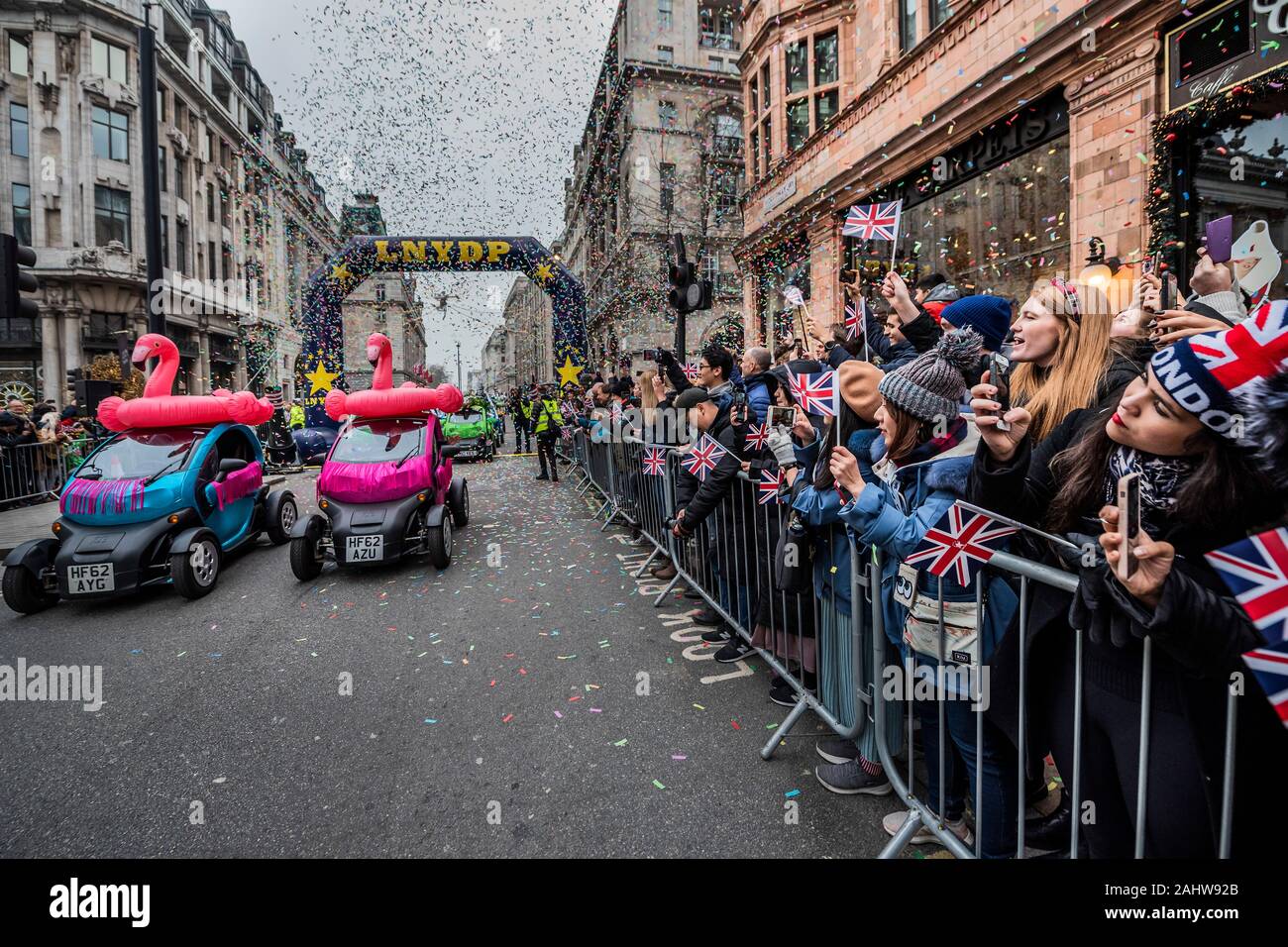 Londra, Regno Unito. 01 gen, 2020. Twizy Tours apre la strada - London Capodanno Parade segna l inizio del nuovo anno, 2020. Credito: Guy Bell/Alamy Live News Foto Stock