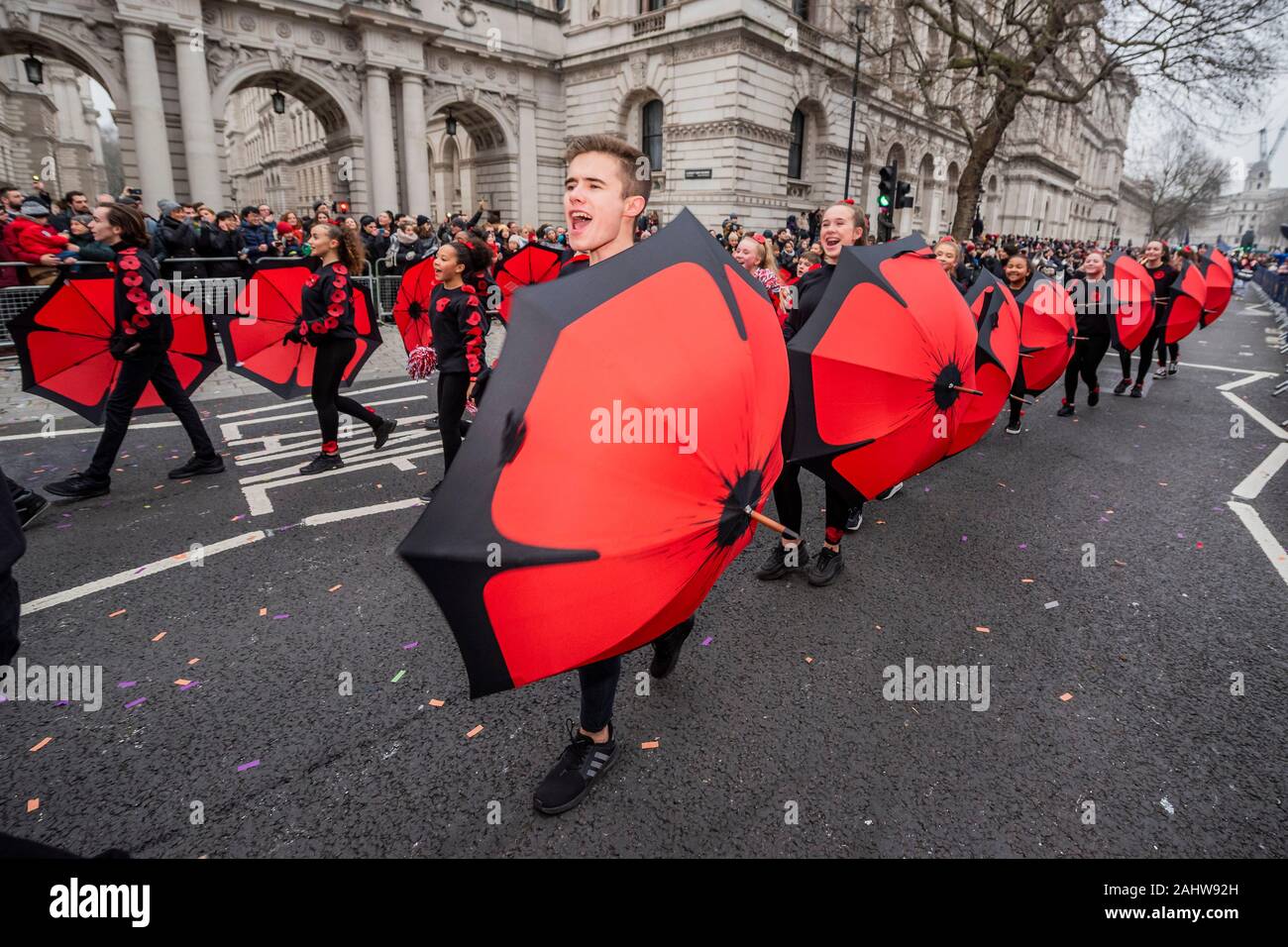 Londra, Regno Unito. 01 gen, 2020. Richmond onora la fabbrica di papavero - London Capodanno Parade segna l inizio del nuovo anno, 2020. Credito: Guy Bell/Alamy Live News Foto Stock