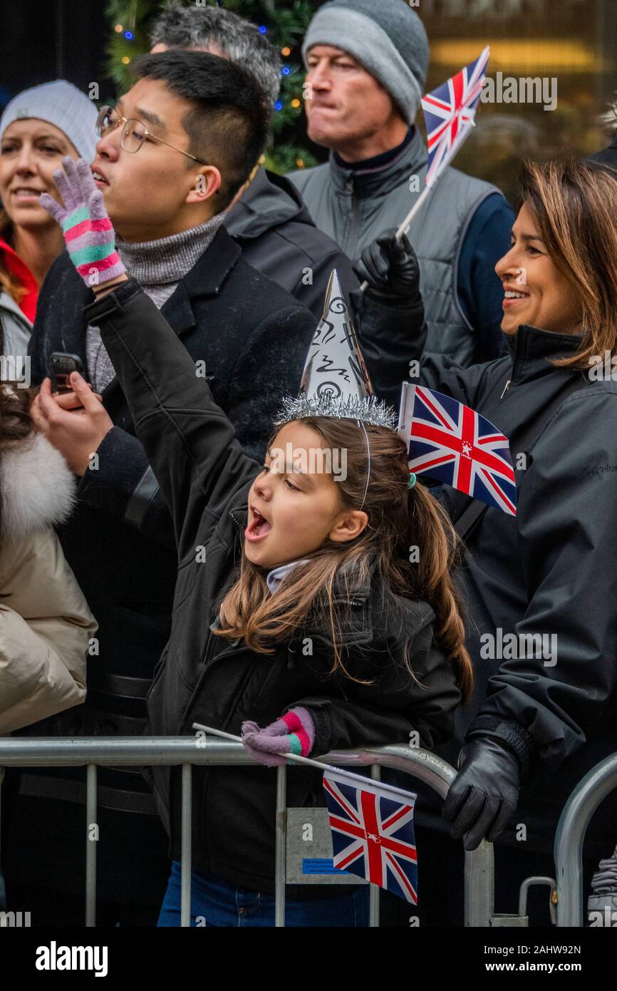 Londra, Regno Unito. 01 gen, 2020. La folla di anticipare l'inizio - London Capodanno Parade segna l inizio del nuovo anno, 2020. Credito: Guy Bell/Alamy Live News Foto Stock