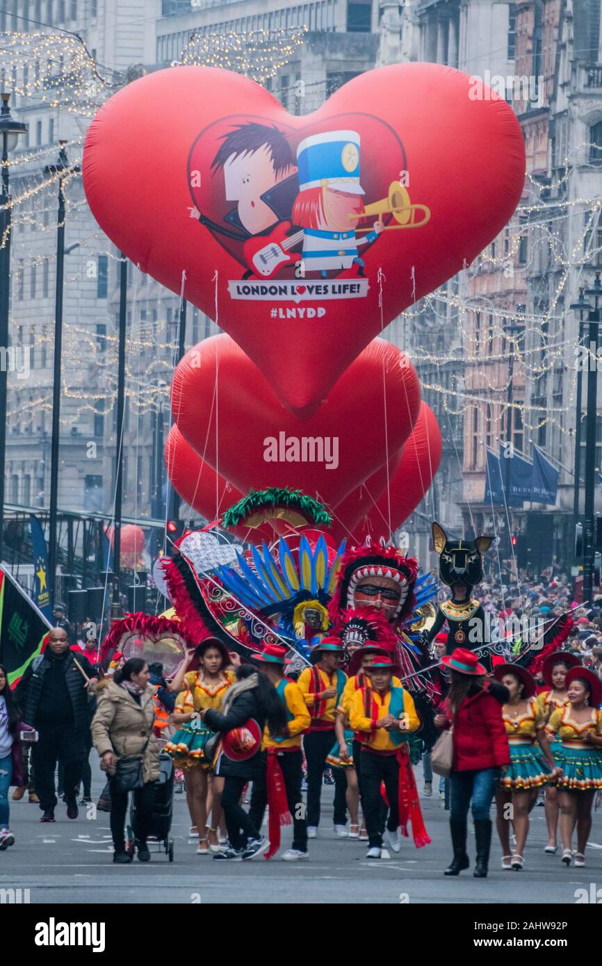 Londra, Regno Unito. 01 gen, 2020. Alcuni dei palloncini giganti - London Capodanno Parade segna l inizio del nuovo anno, 2020. Credito: Guy Bell/Alamy Live News Foto Stock