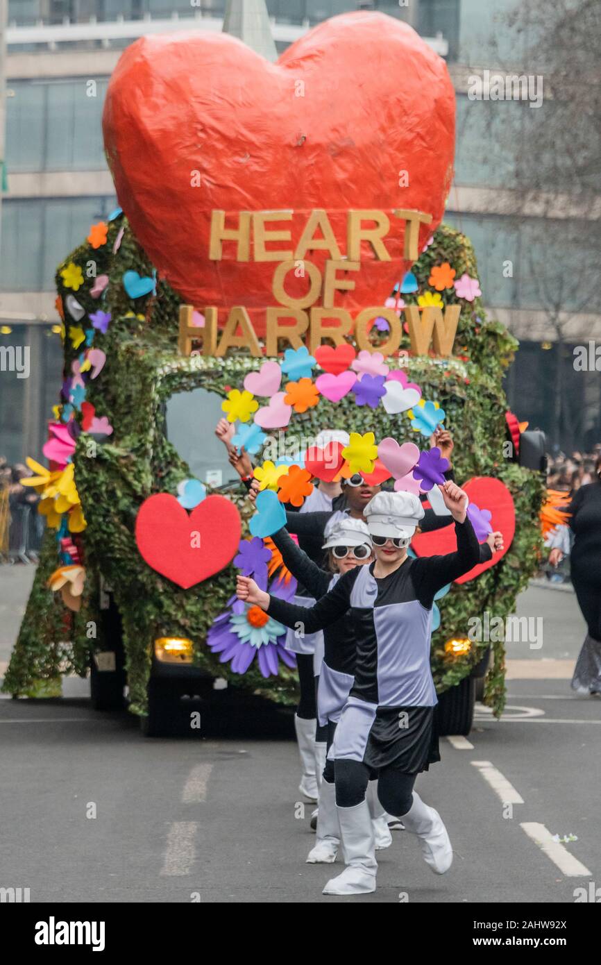 Londra, Regno Unito. 01 gen, 2020. London Borough of Harrow - London Capodanno Parade segna l inizio del nuovo anno, 2020. Credito: Guy Bell/Alamy Live News Foto Stock