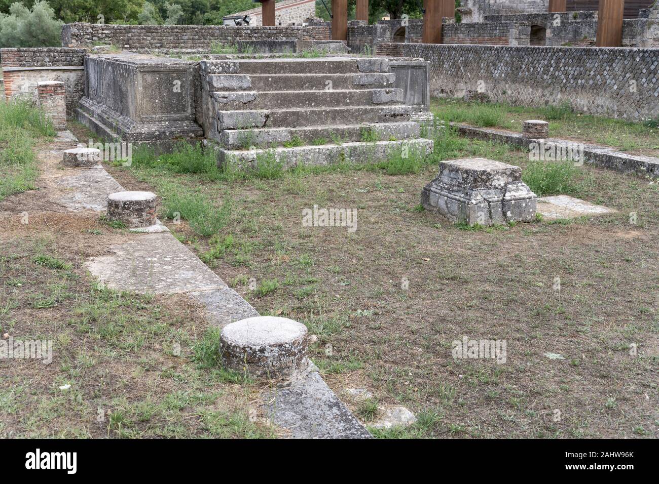 Antica pietra romana vestigia del tempio, colpo al sito archeologico di Grumentum, val d'Agri, Potenza, Basilicata, Italia Foto Stock