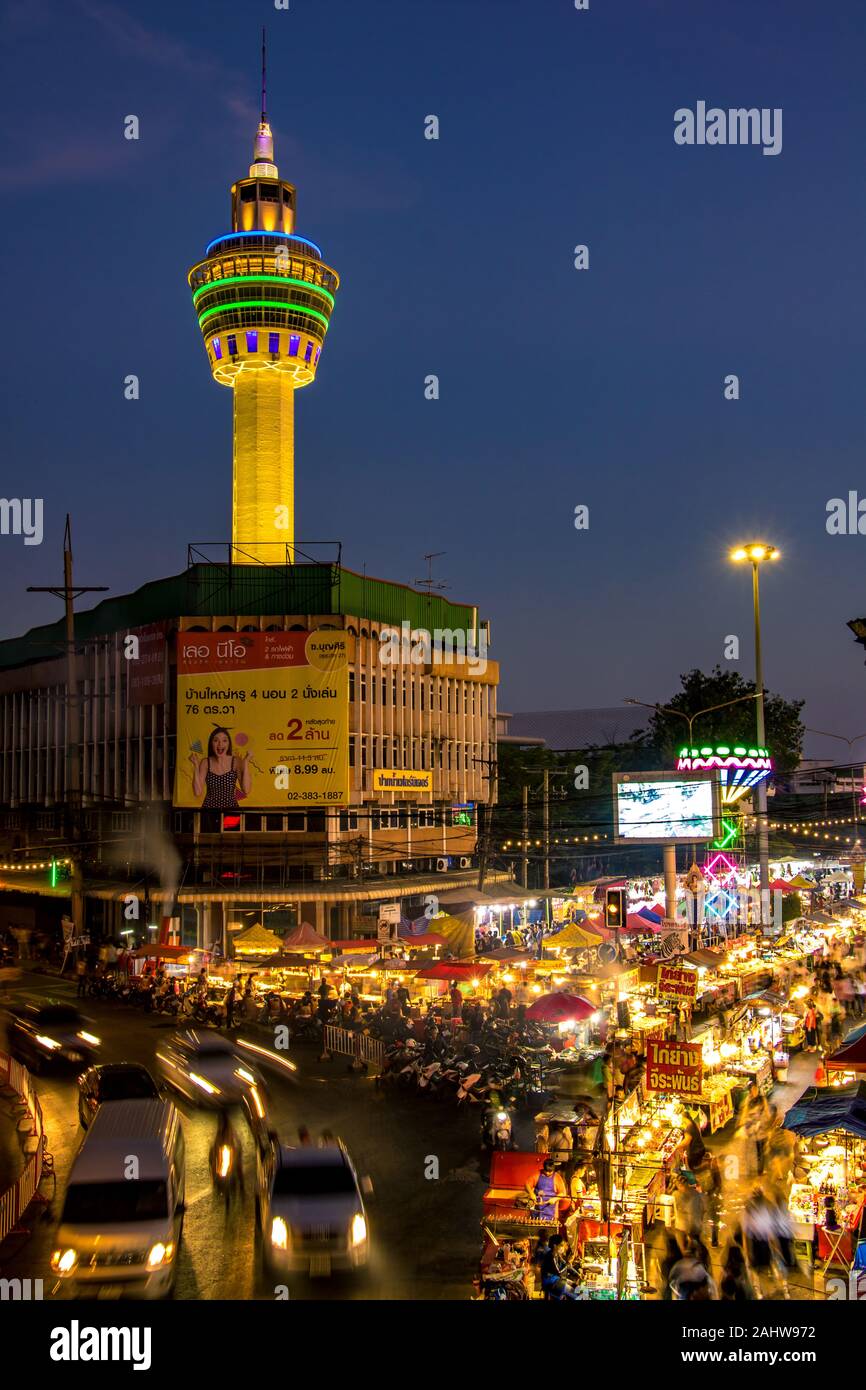 SAMUT PRAKAN, Thailandia, Ott 24 2019, tramonto illuminato con torre di osservazione al di sopra di una giunzione occupato con street market al Phra Samut Chedi Tempio Fai Foto Stock