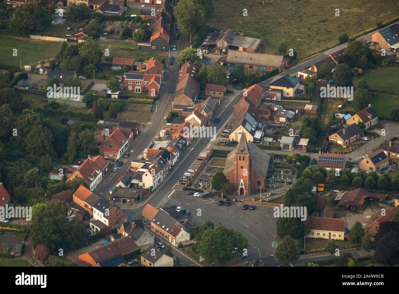Volo in mongolfiera su East-Flanders offre vedute sorprendenti. Qui puoi vedere il centro di Overslag, un piccolo villaggio. La chiesa risale al XVIII secolo. Foto Stock