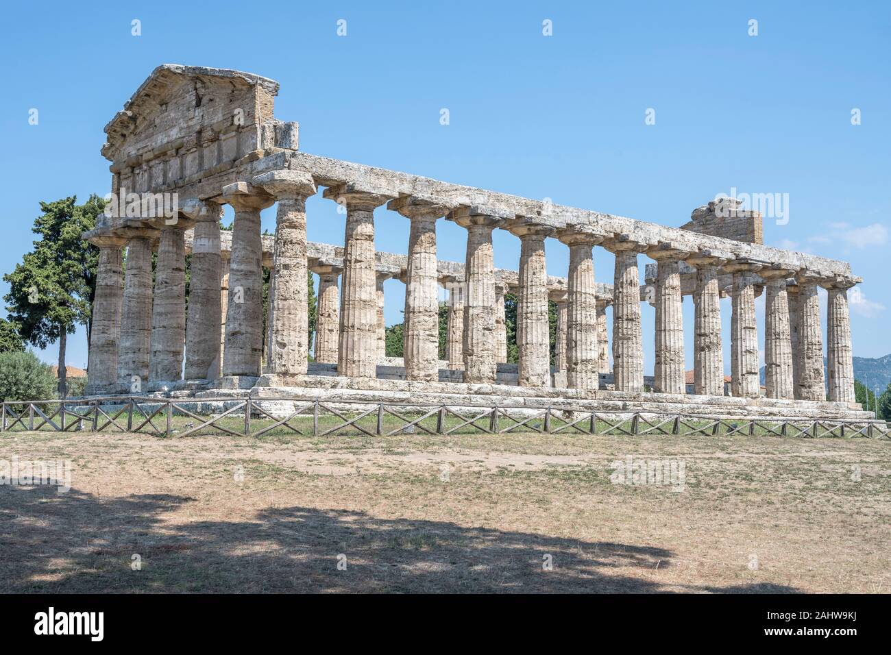 Vista da sud a ovest di Athena tempio dorico, girato in condizioni di intensa luce estiva a Paestum, Salerno, Campania, Italia Foto Stock