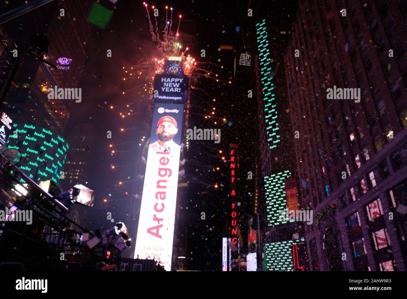 Celebrazione del nuovo anno in Times Square con il fuoco funziona! Foto Stock