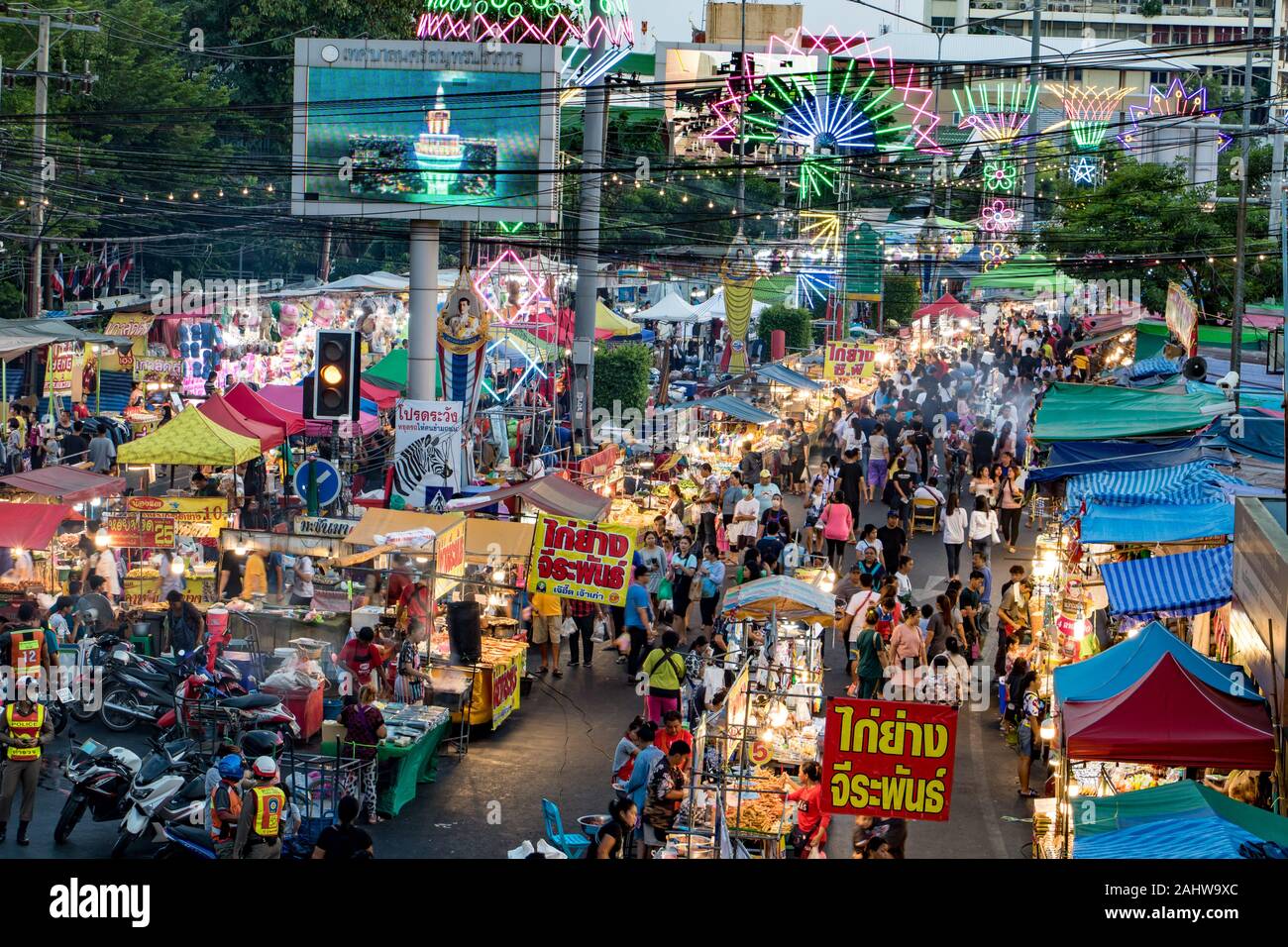 SAMUT PRAKAN, Thailandia, Ott 24 2019, la gente camminare nei corridoi tra le bancarelle sulla strada al Phra Samut Chedi Tempio fiera. Il mercato notturno in tradit Foto Stock