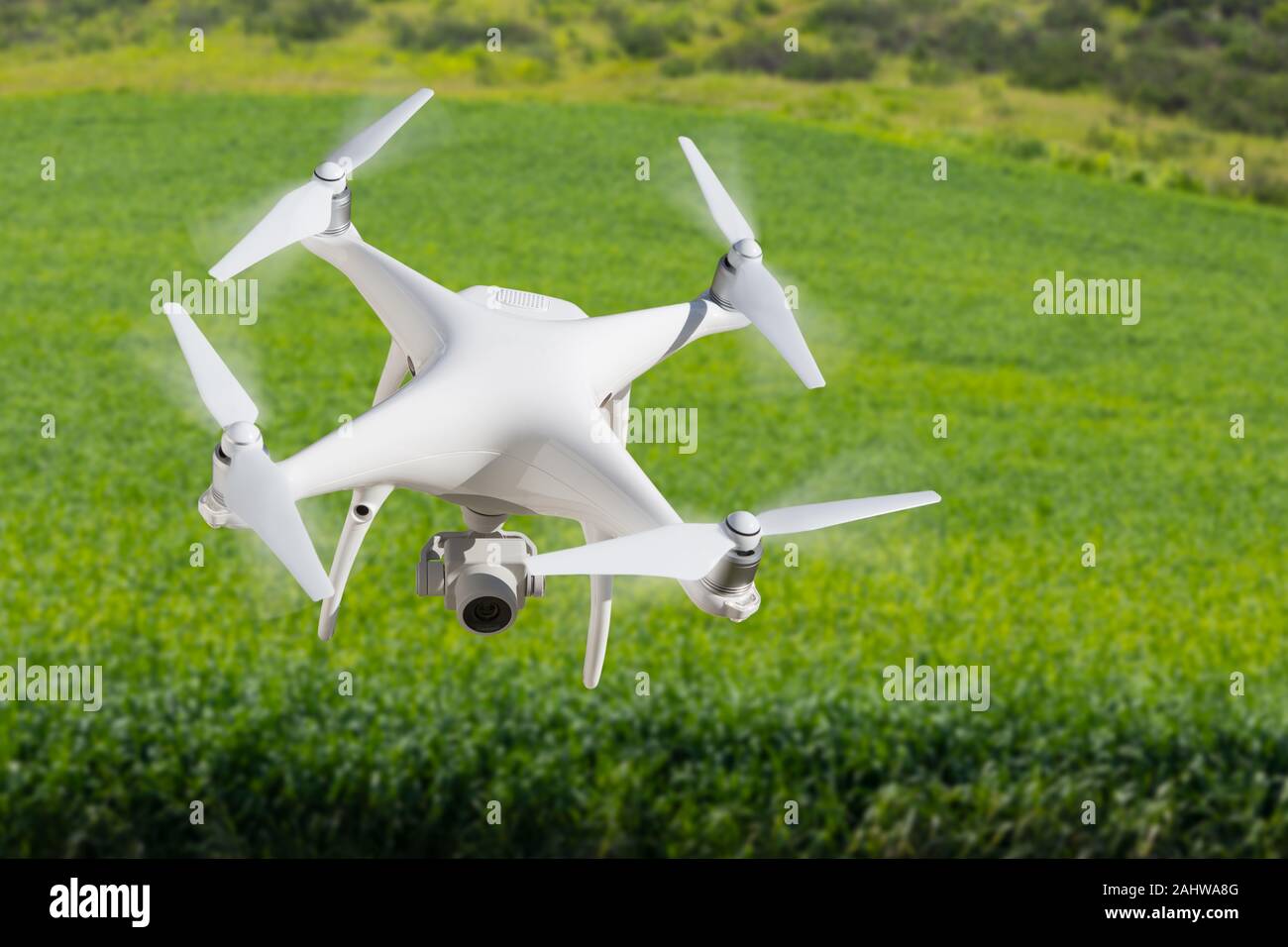 Drone aerei senza equipaggio di volo e la raccolta di dati su terreni agricoli del paese. Foto Stock