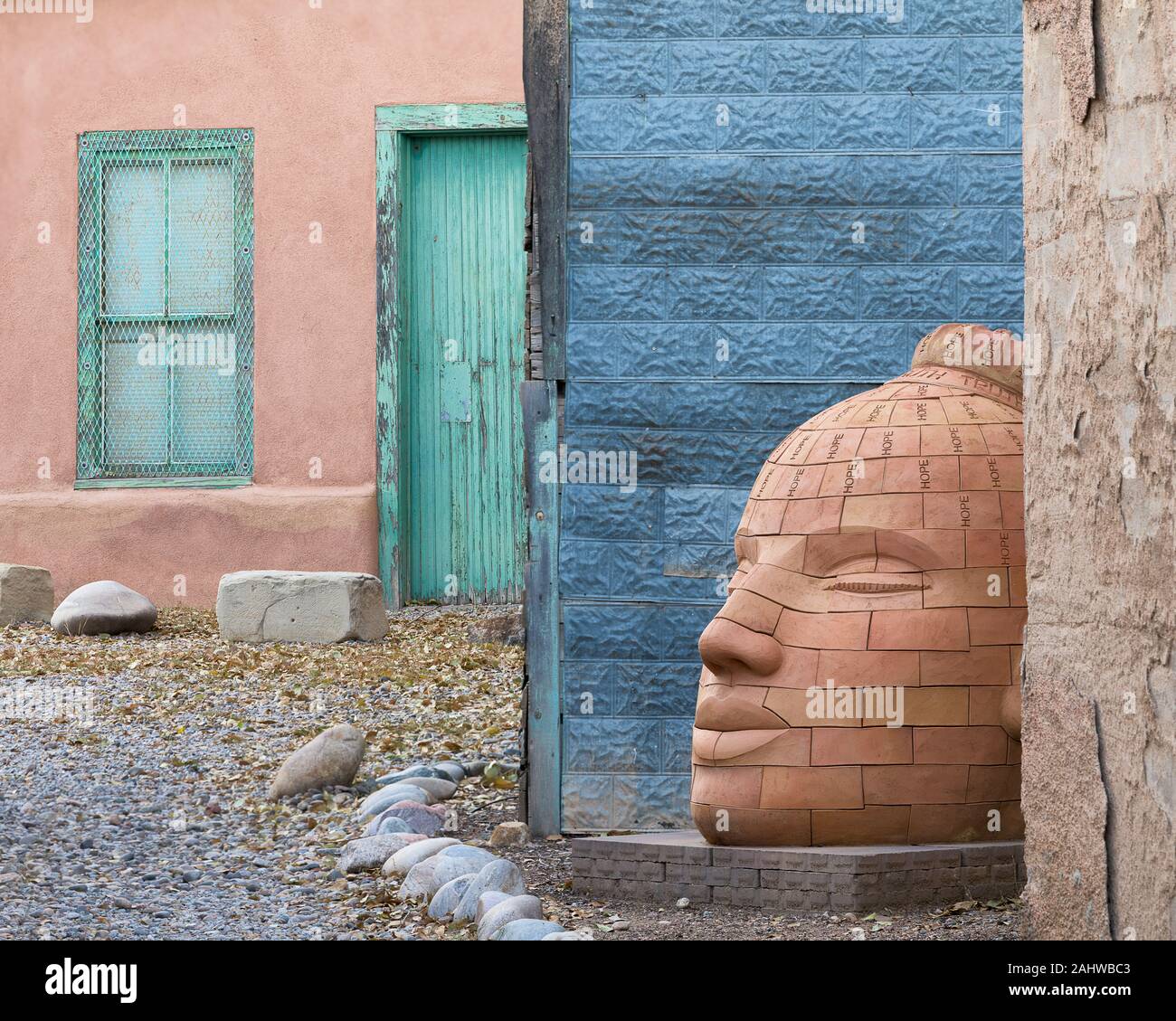 Arte sculture esposte lungo la passerella da Canyon Road a Santa Fe, New Mexico Foto Stock