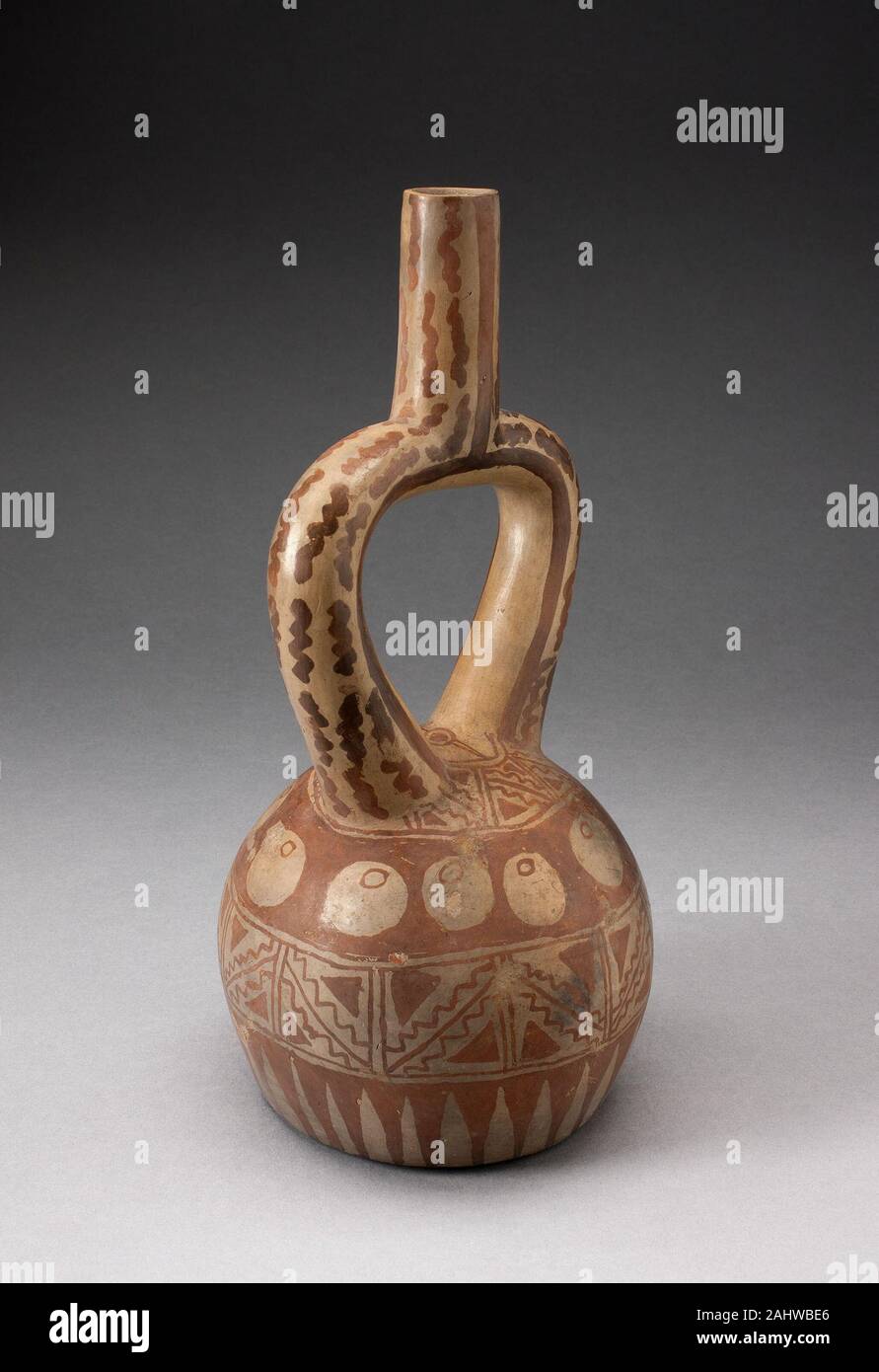 Moche. Staffa recipiente del tubo di lancio con motivi geometrici. 100 BC-500 D.C. Costa Nord. Ceramica e pigmento Foto Stock