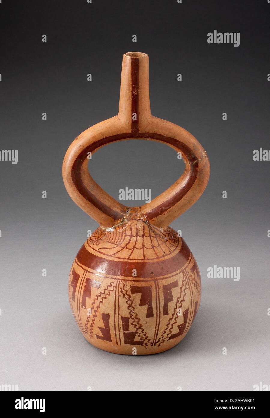 Moche. Staffa recipiente del tubo di lancio con disegni geometrici. 100 BC-500 D.C. Costa Nord. Ceramica e pigmento Foto Stock