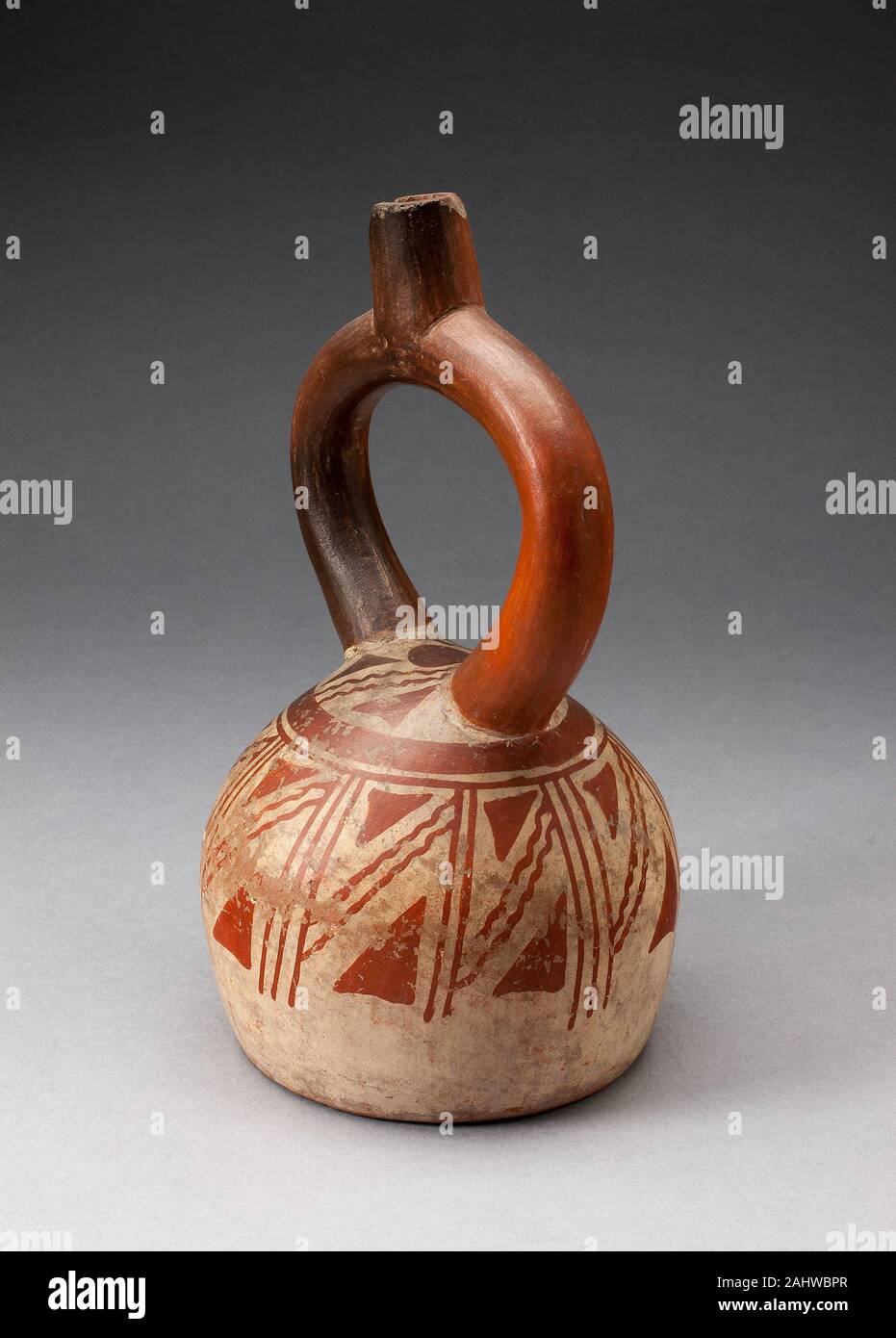 Moche. Staffa recipiente del tubo di lancio con disegni geometrici. 100 BC-500 D.C. Costa Nord. Ceramica e pigmento Foto Stock