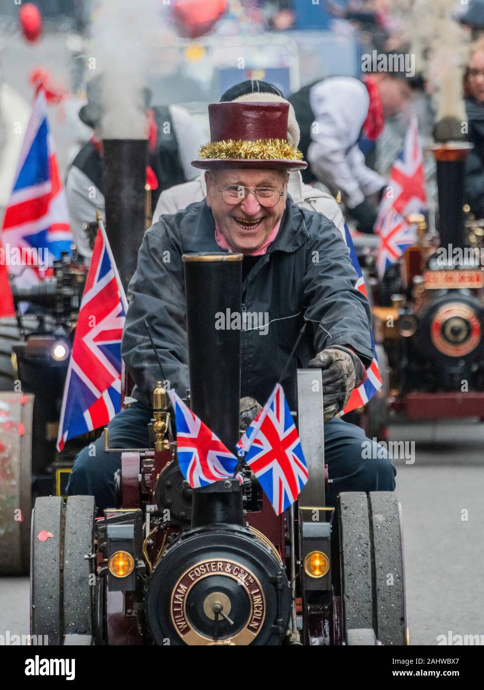 Londra, Regno Unito. 01 gen, 2020. Vaporizzatori in miniatura per beneficenza - London Capodanno Parade segna l inizio del nuovo anno, 2020. Credito: Guy Bell/Alamy Live News Foto Stock