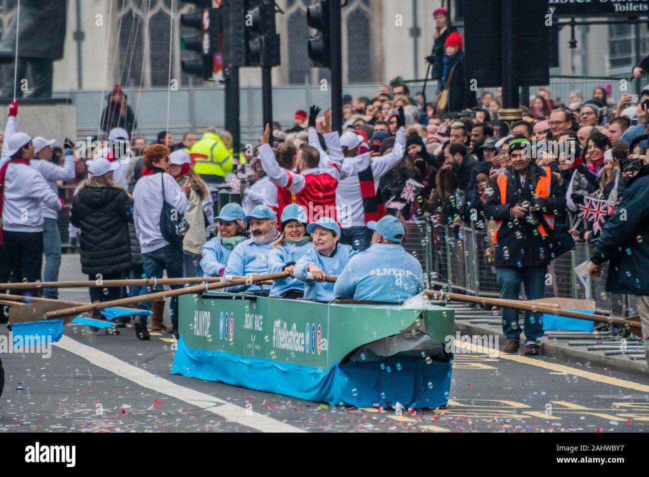 Londra, Regno Unito. 01 gen, 2020. Boat Race - Londra Capodanno Parade segna l inizio del nuovo anno, 2020. Credito: Guy Bell/Alamy Live News Foto Stock