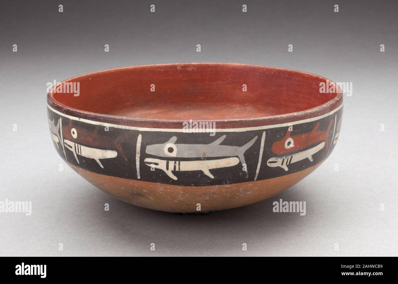 Nazca. Vaschetta illustrante fila di pesci o squali separate da linee verticali. 180 BC-500 D.C. Valle di Nazca. Ceramica e pigmento Foto Stock