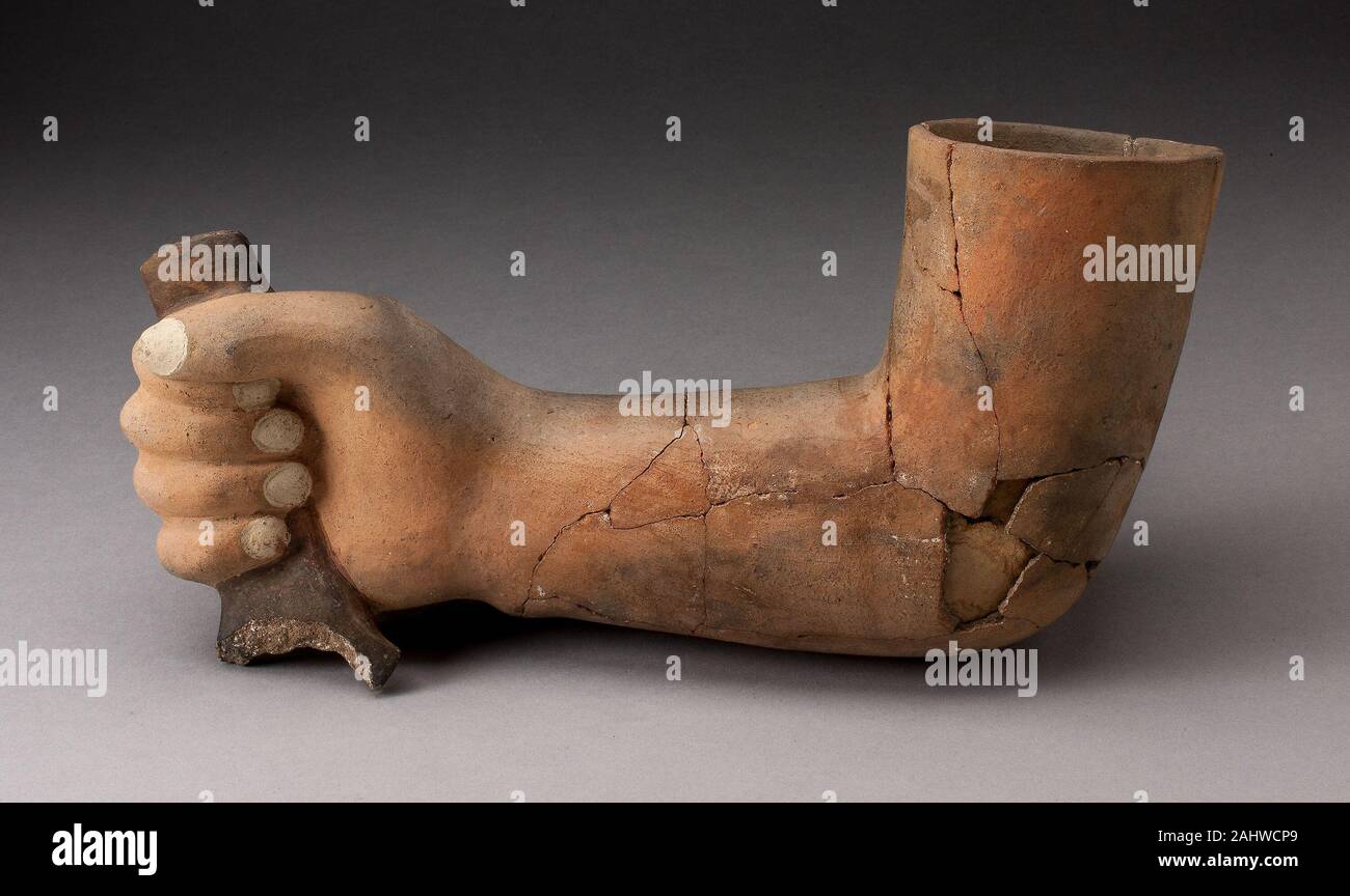 Moche. Vaso in forma di un braccio. 100 BC-500 D.C. Costa Nord. Ceramica e pigmento Foto Stock