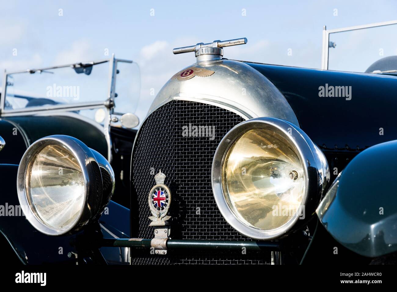 2 3/4 1/2 Vintage Bentleys in un campo separato insieme e con dettagli 17 immagini Foto Stock