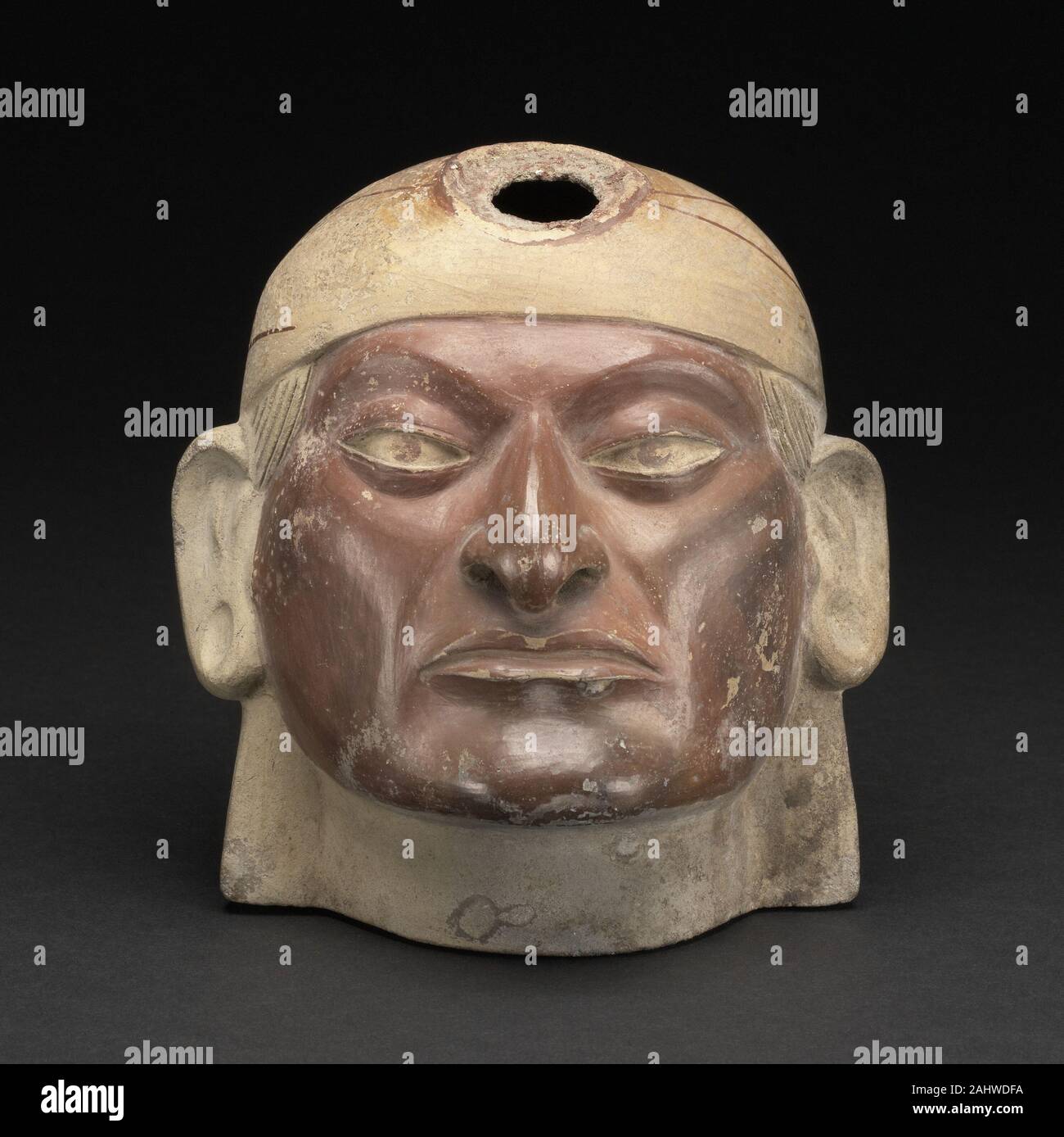 Moche. Recipiente verticale di un righello, staffa mancante. 100 BC-500 D.C. Il Perù. Ceramica e pigmento Foto Stock