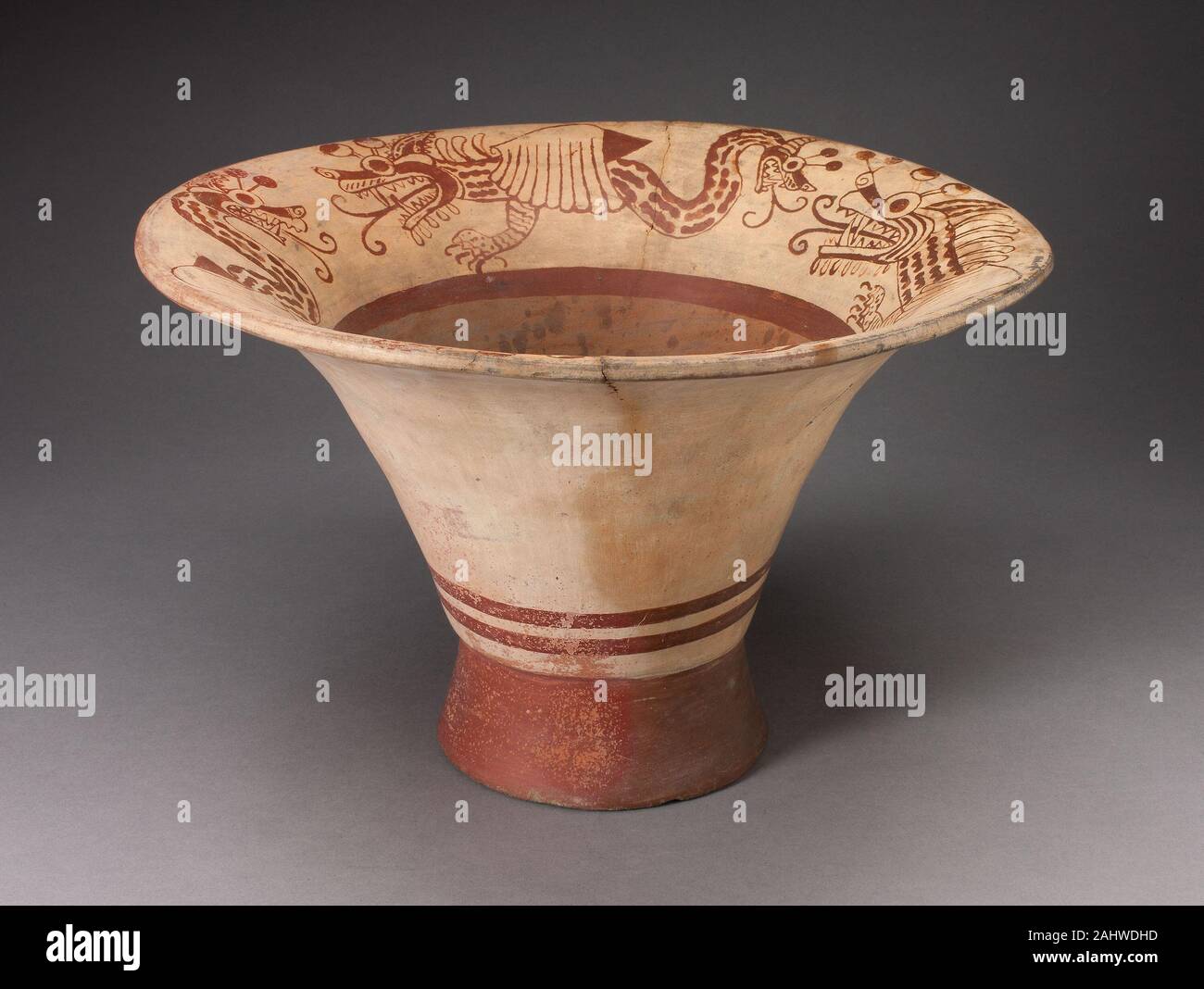 Moche. La svasatura di ciotola con il cerchio interno raffiguranti i gatti composito, il Serpente e il guscio essendo. 100 BC-500 D.C. Costa Nord. Ceramica e pigmento Foto Stock