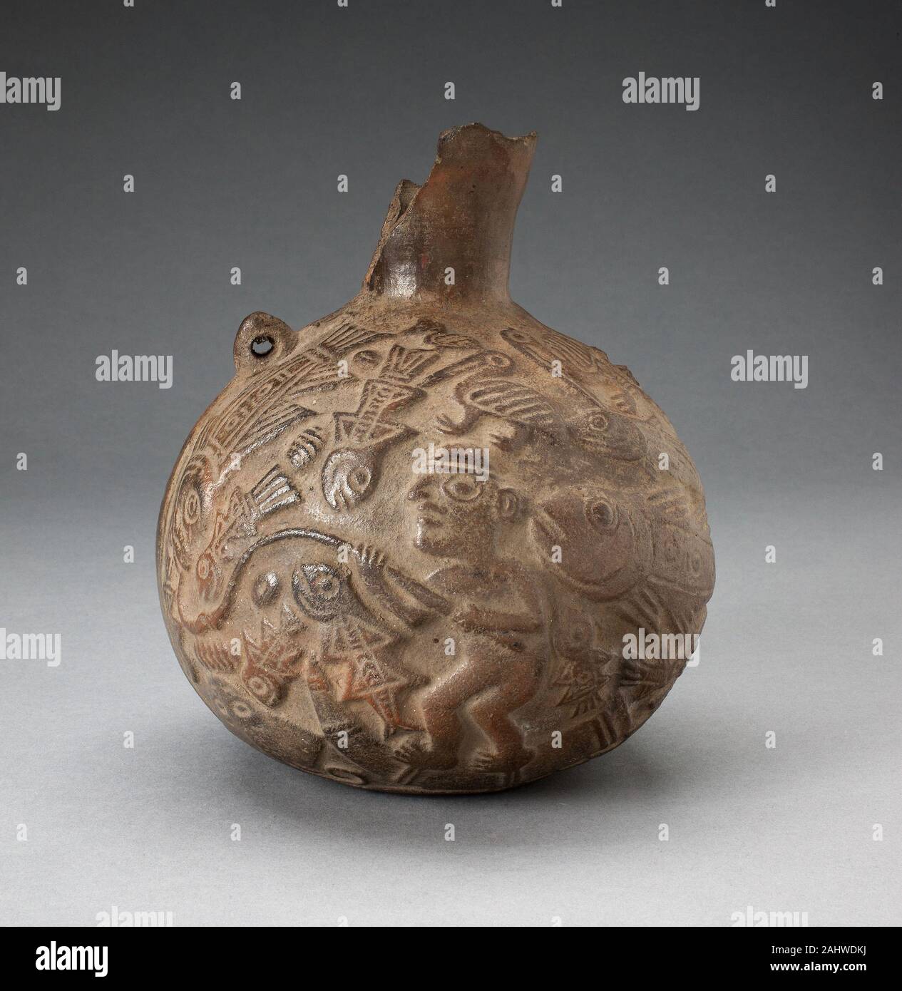 Moche. Brocca con rilievo Depicing Scena di pesca. 100 BC-500 D.C. Peruviano costa del nord. Ceramica Foto Stock