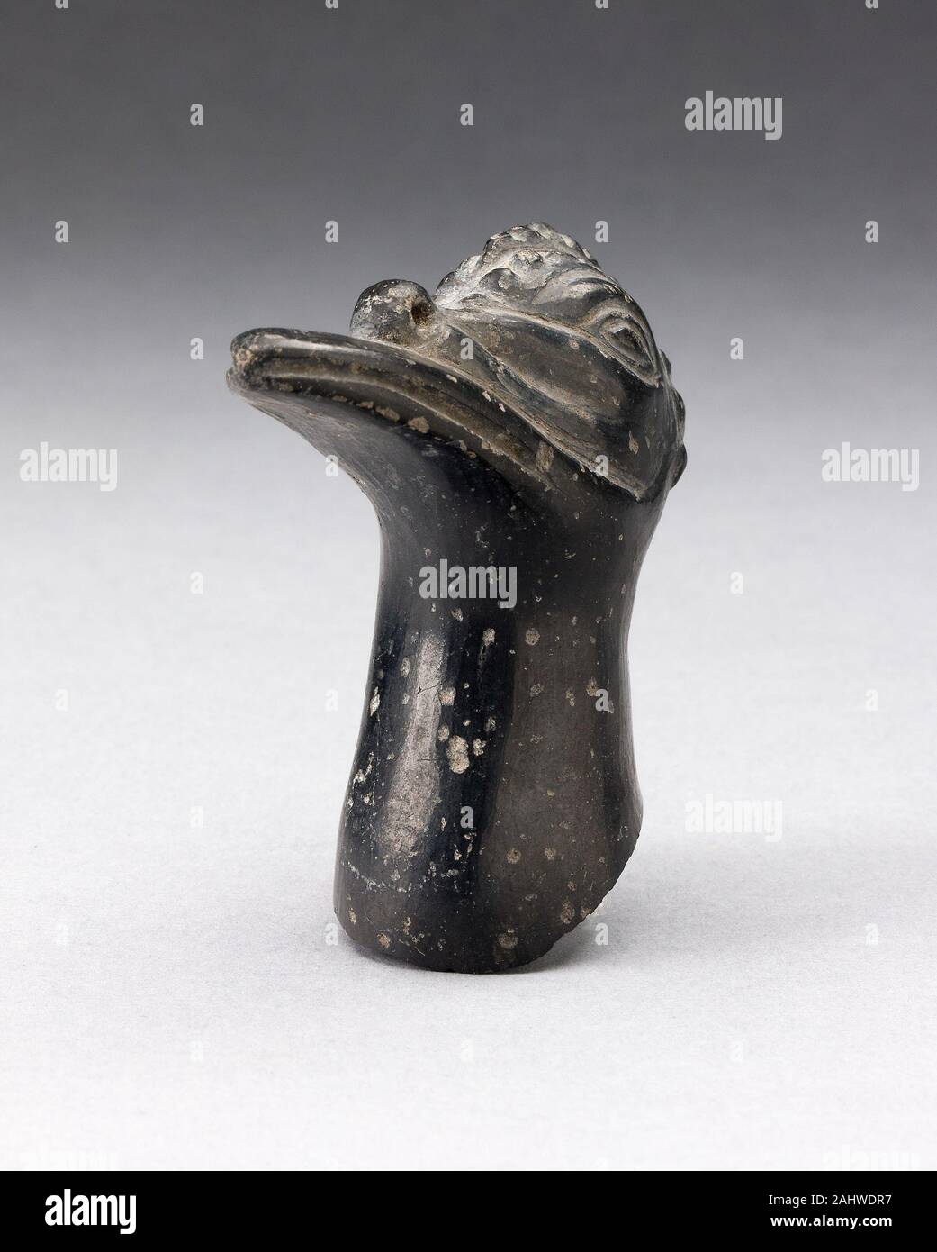 Chimú. Un frammento proveniente da un recipiente Blackware sotto forma di un uccello crestato testa. 1000-1400. Costa Nord. Ceramica e pigmento Foto Stock