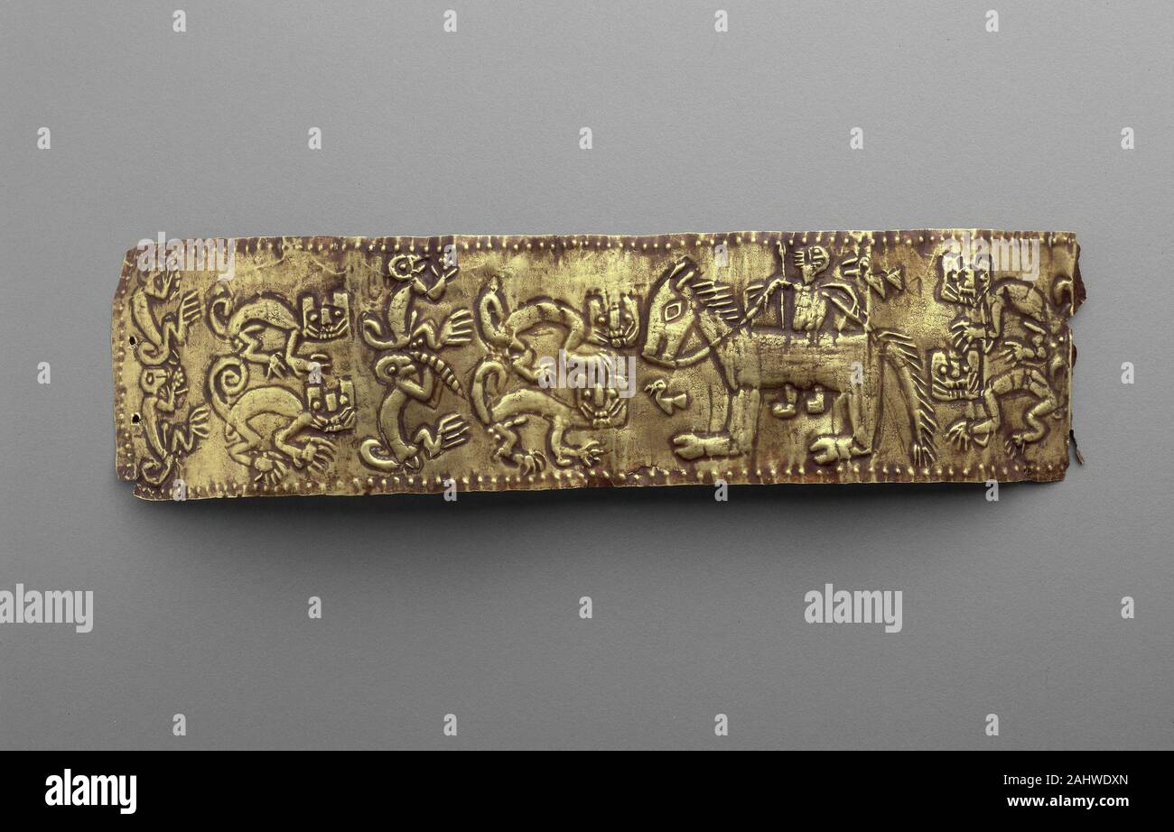 Inca. Fascia da braccio raffigurante cavallo e cavaliere con animali. 1532-1600. Il Perù. Oro [questo] foglio piatto d'oro ornamento…dimostrare(s) la continuità di stile e tecnica nella goldwork del Perù. Il pezzo è importante perché può essere datato dalla rappresentazione di un pilota spagnolo in armatura, seduto su un cavallo, come è stato fatto solo al momento della conquista. L'artista indicato il suo unfamiliarited con un cavallo da raffigurante con i selvaggi zoccoli di llama. Il felino, scimmia, e motivi di uccelli, tutti di cui ad stato utilizzato dal momento dell'orizzonte di Chavin, sono raffigurati con maggiore affidabilità. Foto Stock
