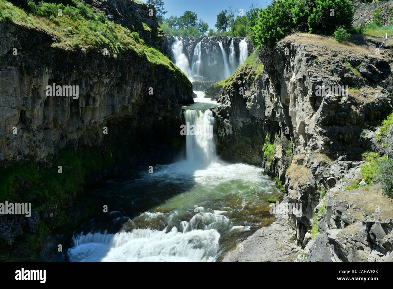 Questo è White River Falls in Tygh Valley, Oregon. Il Fiume Bianco porta il runoff dai ghiacciai del Monte Cofano. Foto Stock