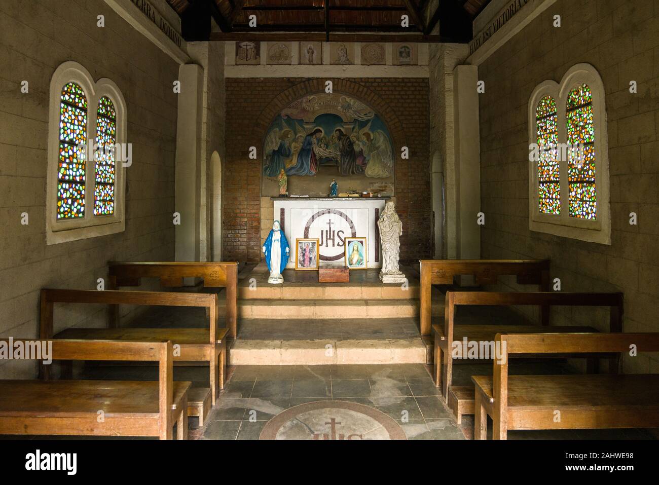 Interno Altare vista mai Mahiu chiesa cattolica costruita dai prigionieri di guerra italiani nel 1942, Rift Valley Kenya Foto Stock