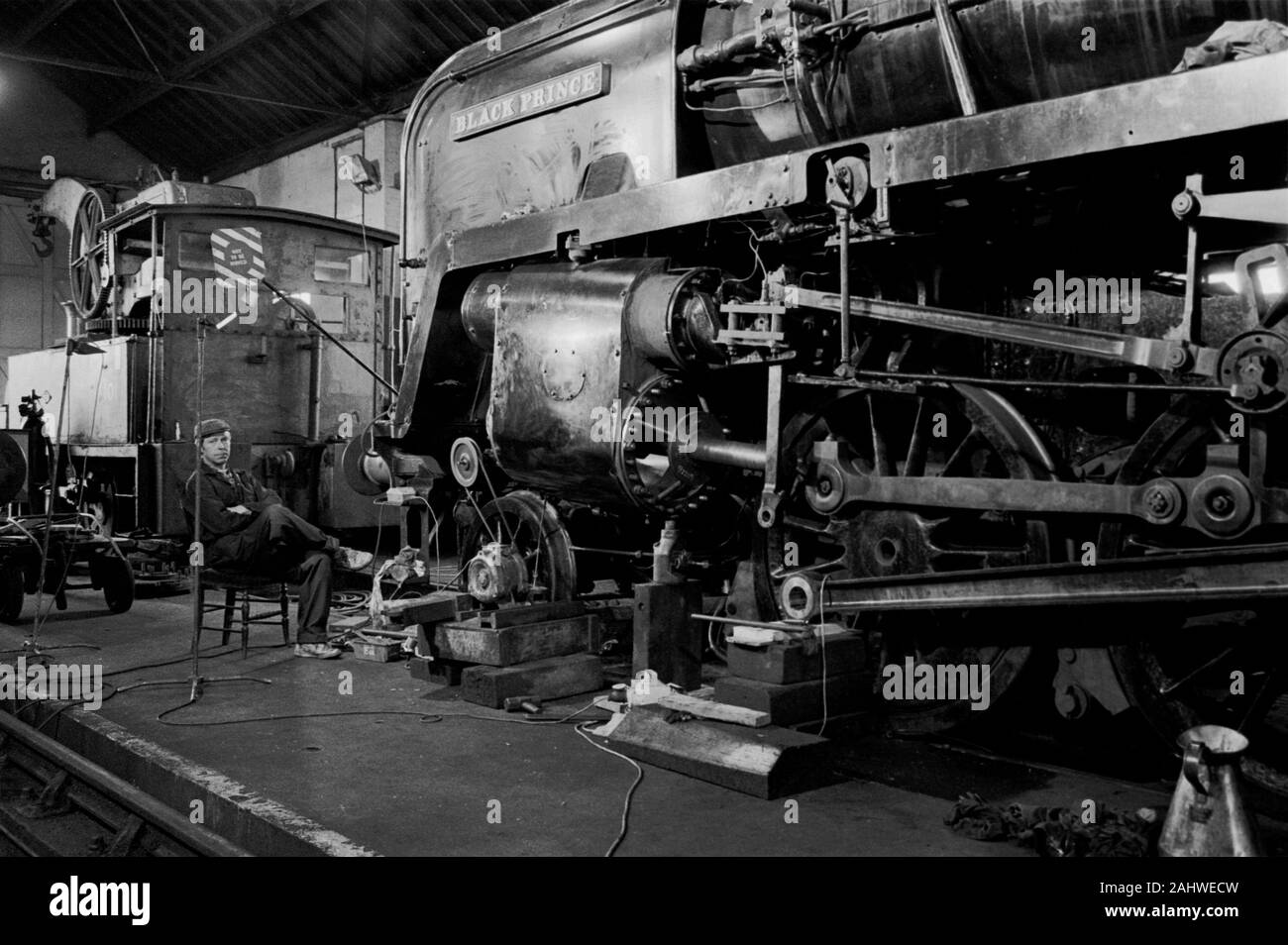 Principe Nero, un 9F classe di trasporto merci pesanti locomotiva, subendo una ri-noioso dei suoi cilindri a Cranmore sulla East Somerset Railway nel 1994. Foto Stock