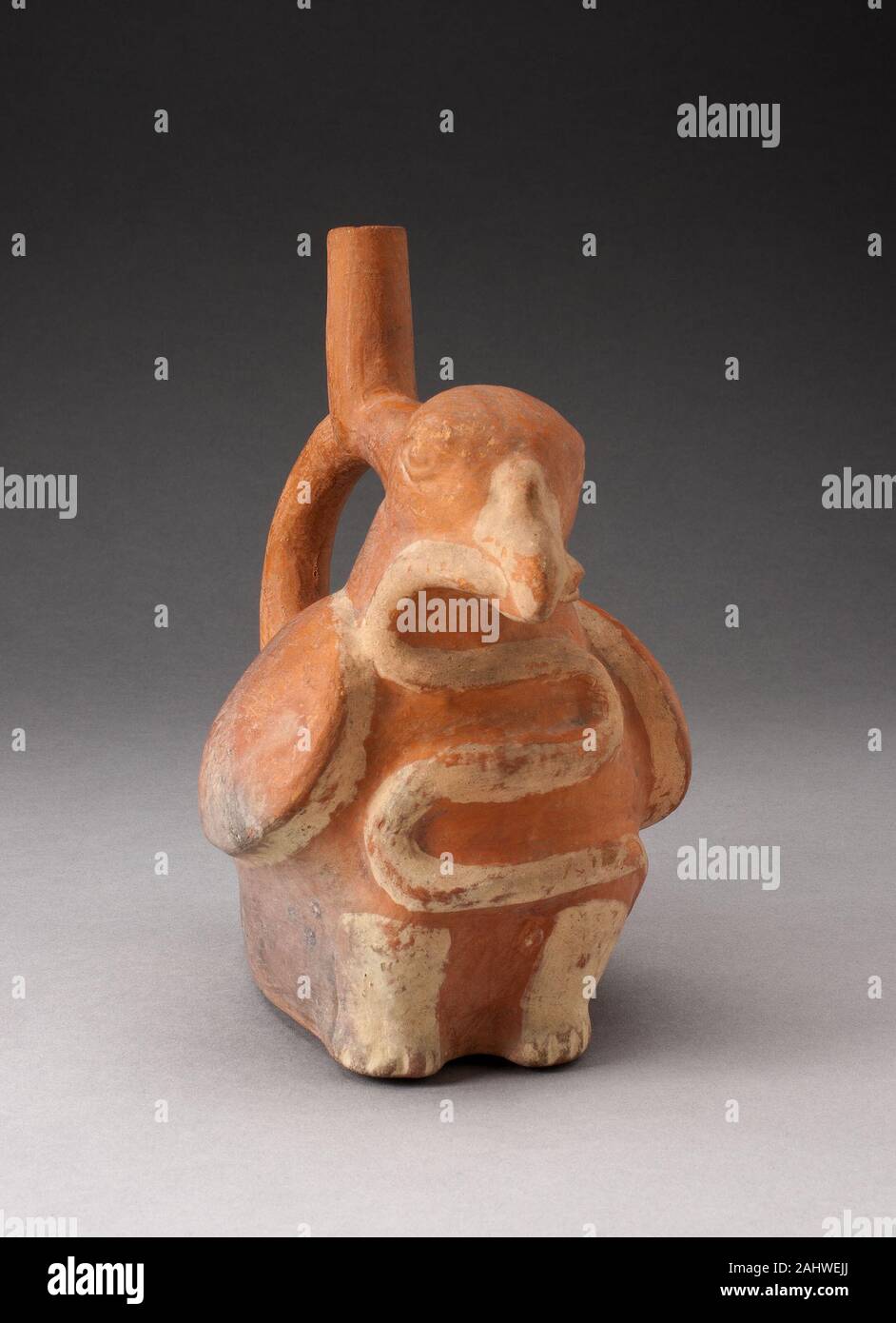Moche. Maniglia beccuccio Vaso in forma di un uccello di mangiare un serpente. 100 BC-500 D.C. Costa Nord. Ceramica e pigmento Foto Stock