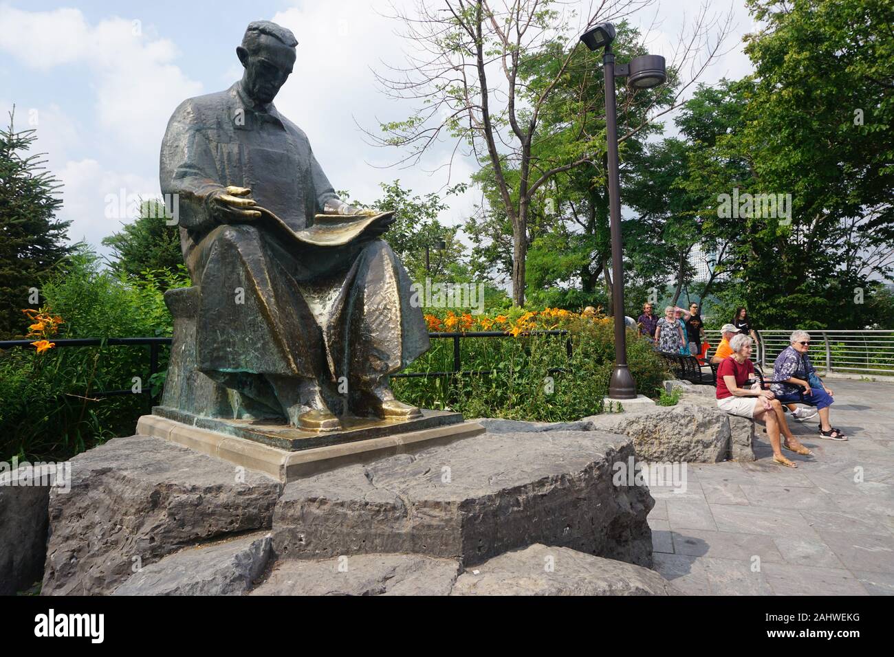 Niagara Falls, NY: turisti sull isola di capra rilassatevi vicino alla statua di Nicola Tesla. Foto Stock