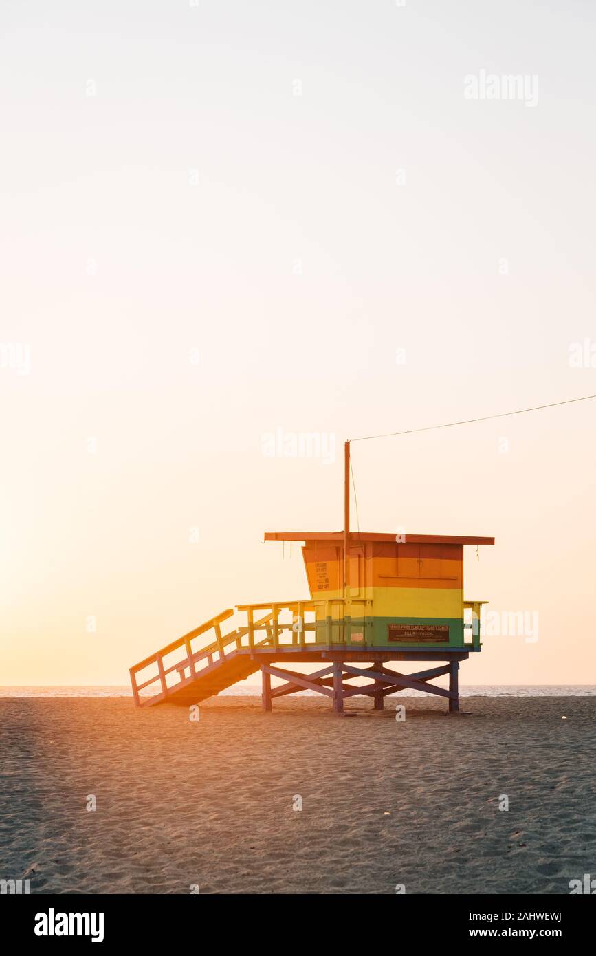 Venezia orgoglio bandiera Lifeguard Tower, a Los Angeles, California Foto Stock