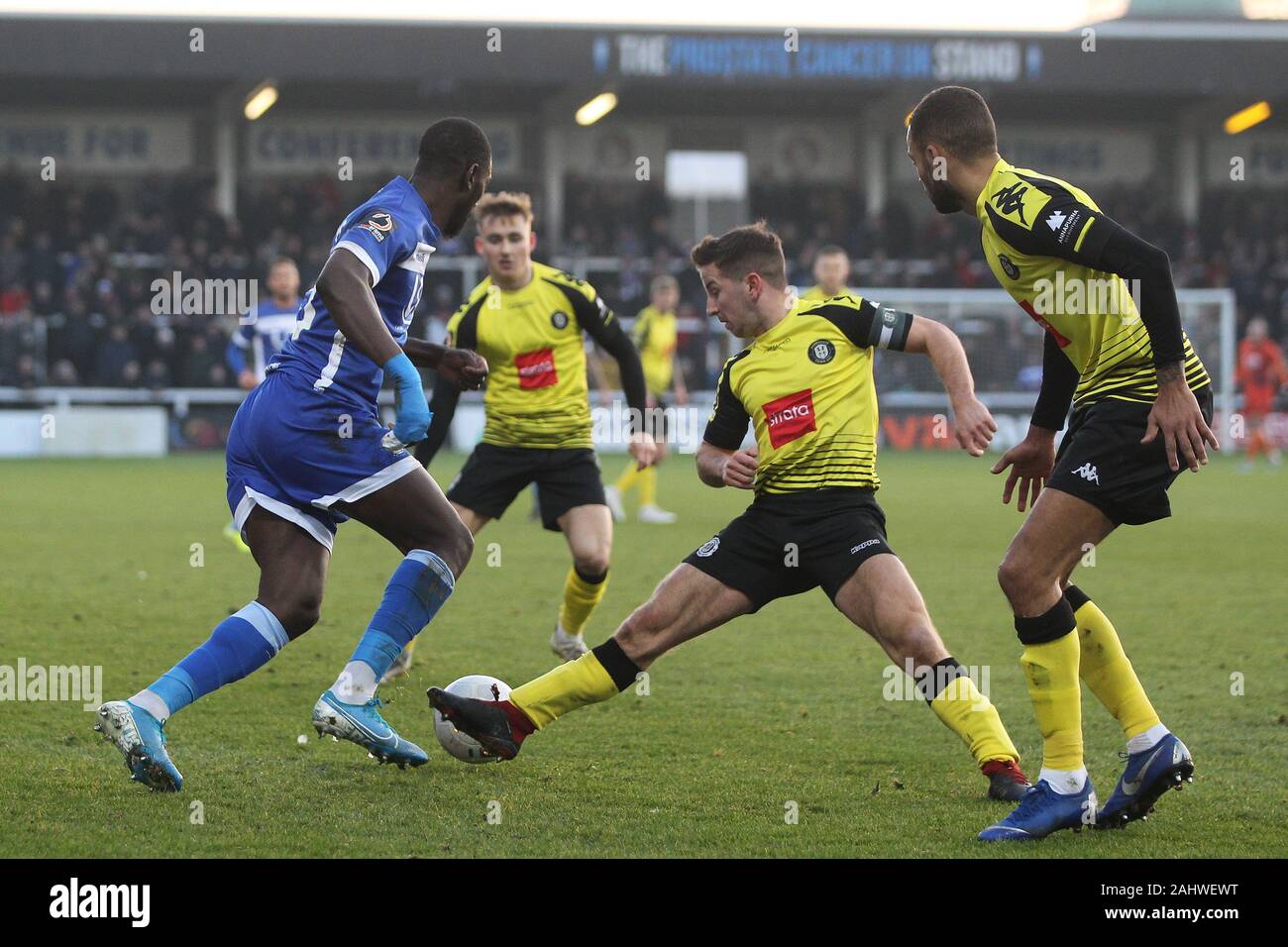 HARTLEPOOL, Inghilterra - gennaio 1a Hartlepool Regno di Gime Toure tenta di trovare un modo in passato Harrogate Town Josh Falkingham durante il Vanarama National League match tra Hartlepool Regno e Harrogate Town a Victoria Park, Hartlepool mercoledì 1 gennaio 2020. (Credit: Mark Fletcher | Credit: MI News & Sport /Alamy Live News Credito: MI News & Sport /Alamy Live News Foto Stock