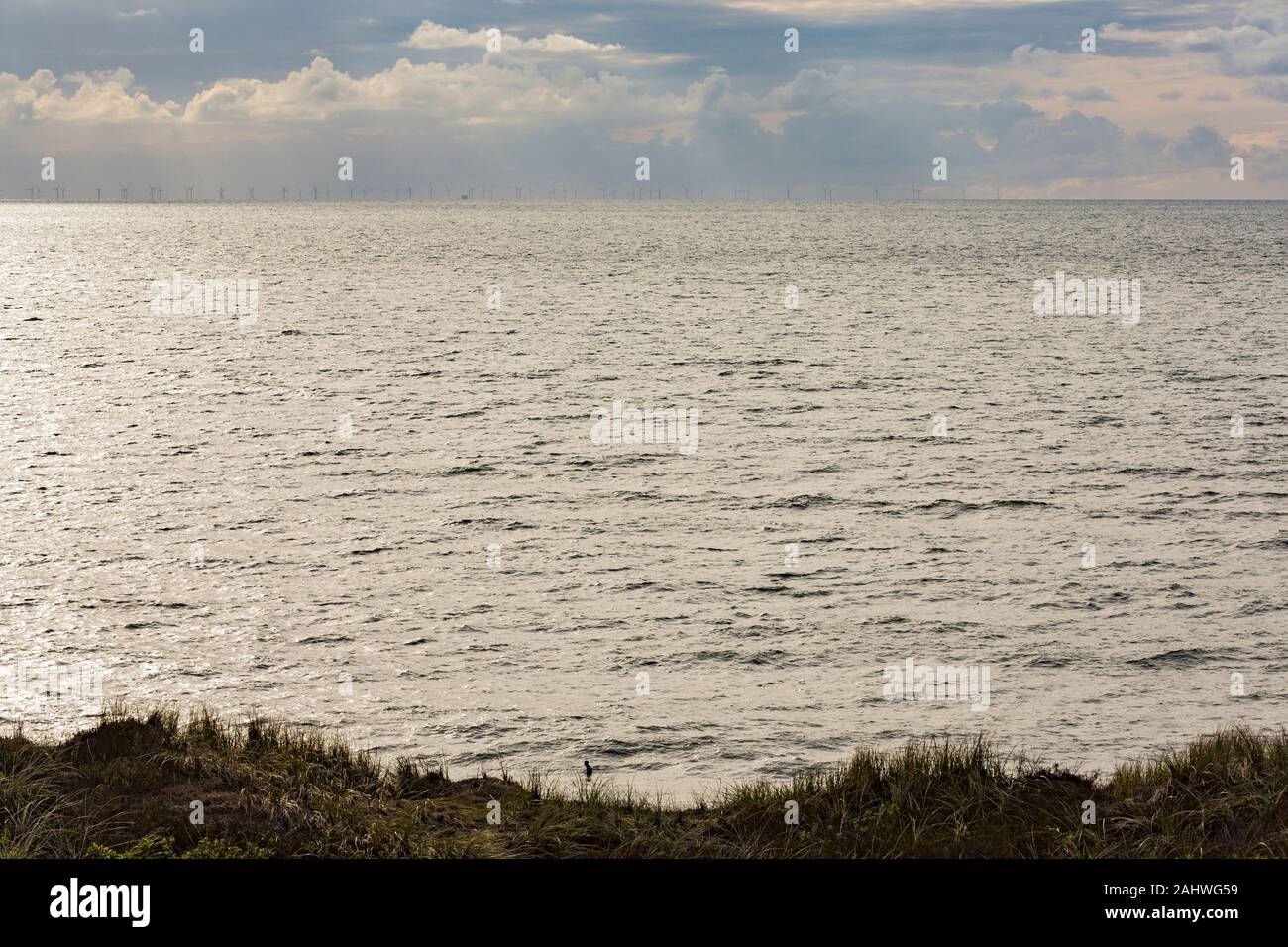 Meer, Himmel, Wolken, Horizont, Offshore-Windpark, Butendiek, Wenningstedt; Sylt, Schleswig-Holstein, Germania Foto Stock