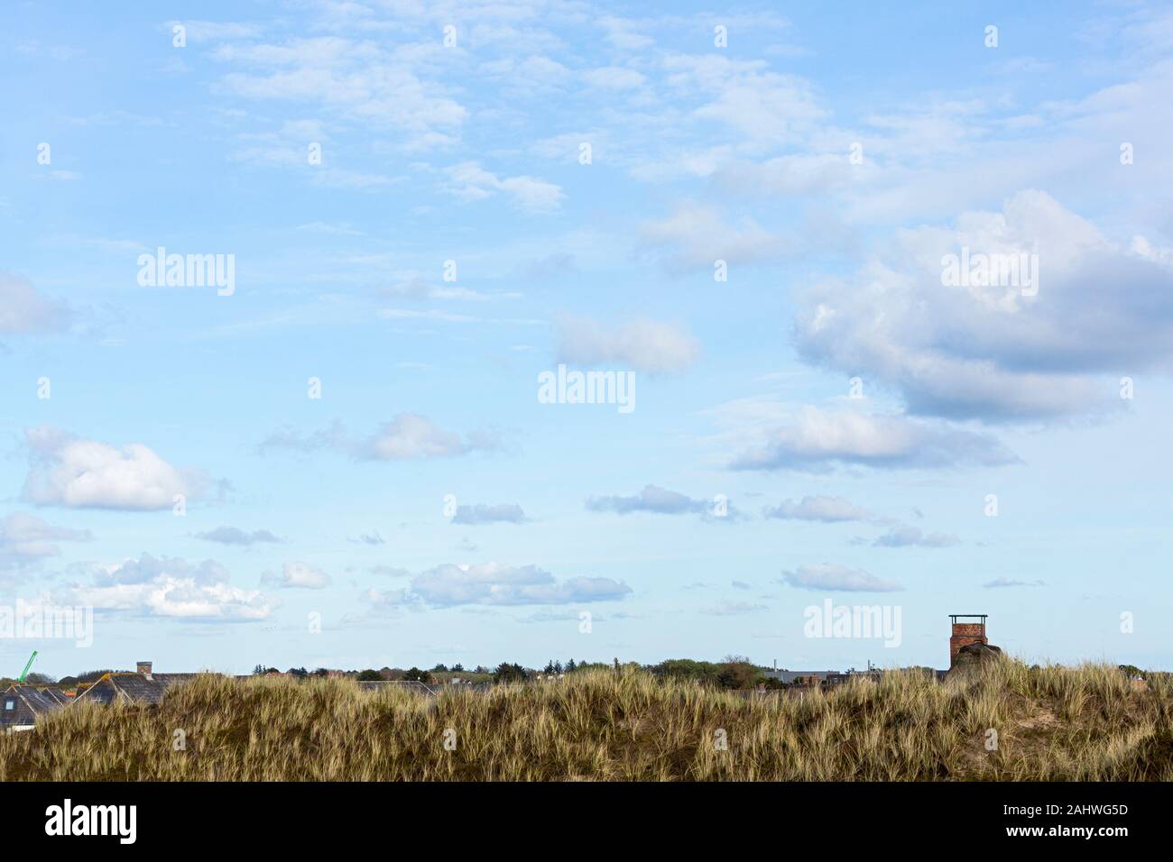 Hausdächer hinter Dünen, Wenningstedt; Sylt, Schleswig-Holstein, Germania Foto Stock