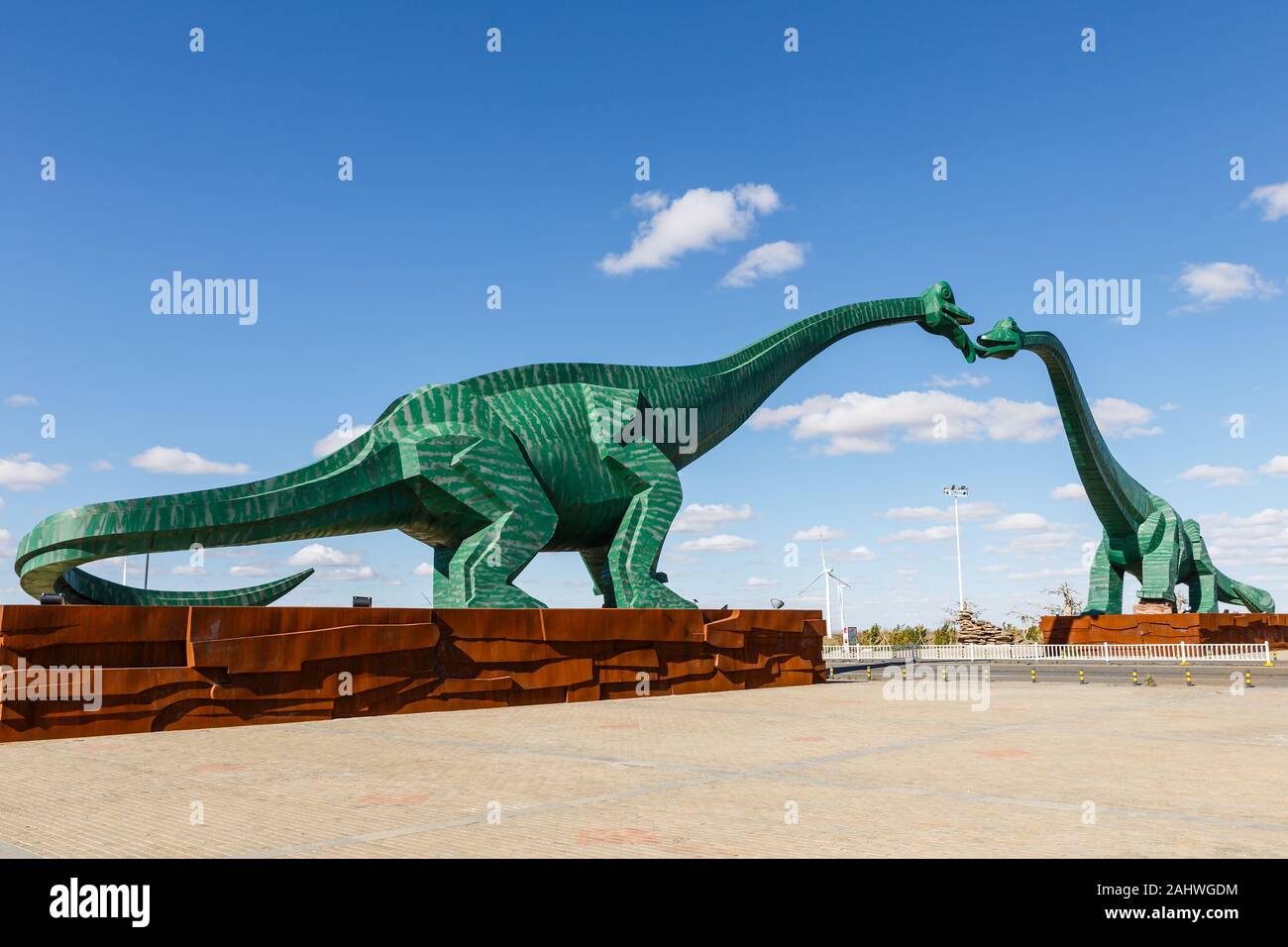 Erenhot, Mongolia Interna, Cina - 23 Settembre 2018: due verdi baciare i dinosauri. Le statue di due dinosauri, situati su entrambi i lati della strada vicino alla Foto Stock