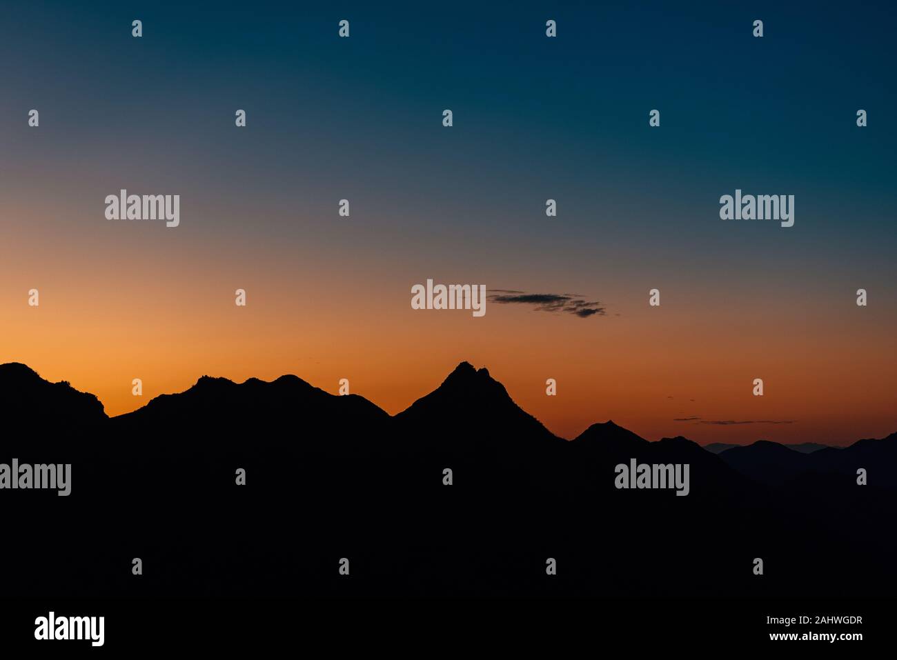 Creste di Silhouette al tramonto, dal Malibu Canyon Overlook in Malibu, California Foto Stock